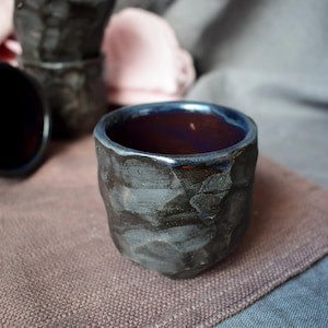 Taza de cerámica para espresso con textura de magma / Elegante tazón de cerámica negra