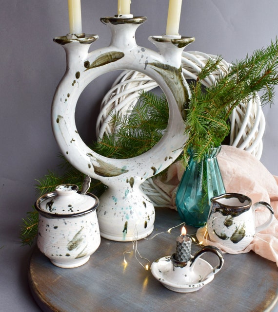 Handgemachter weißer Keramik Dreifaltigkeits-Kerzenständer | Minimalistisches Dekor
