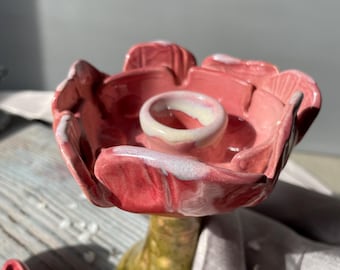 Candelabro floral rosa sobre tallo, decoración romántica estilo cottagecore para el hogar.