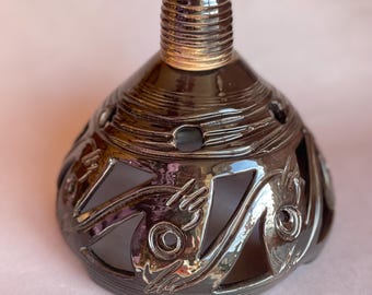 Donkergrijze aardewerk hanglamp: opengewerkte keramische lampenkap