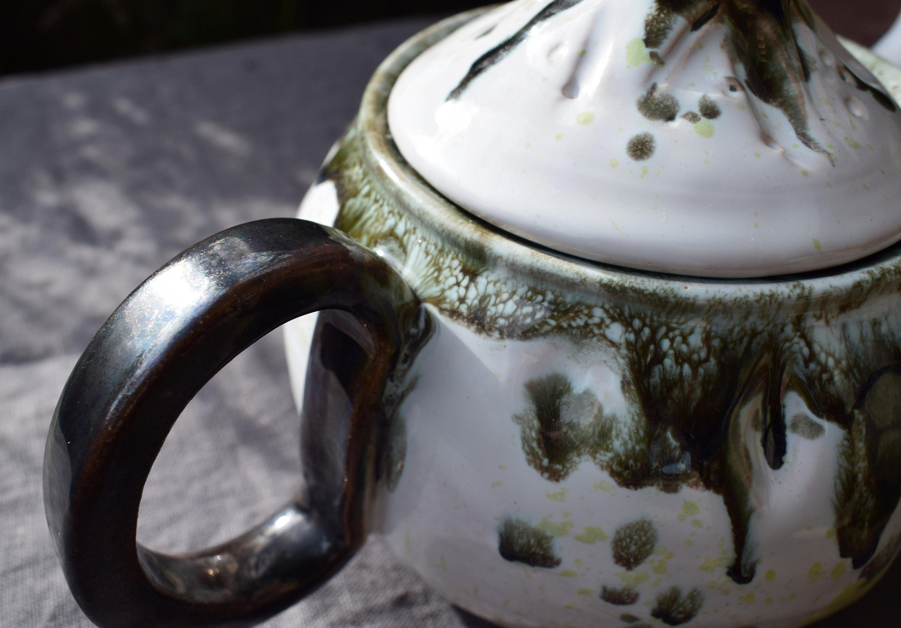 手作りかぼちゃティーポット：ブロンズの装飾が施された白い陶器の