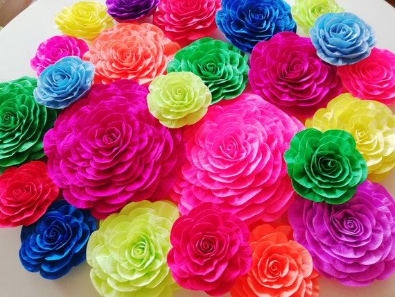 Mexican giant paper flowers backdrop  Giant paper flowers, Paper flowers, Mexican  paper flowers