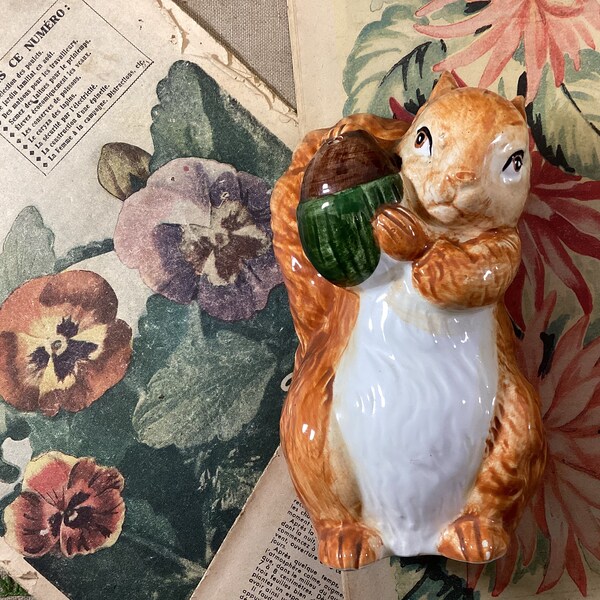 Vintage String Dispenser Ceramic Squirrel. Vintage Ceramic Squirrel Holding an Acorn -  Collectible Squirrel String Holder - Forest Animal.