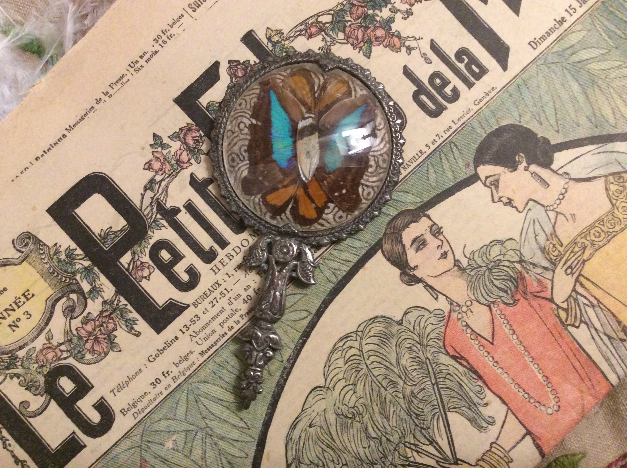 Français Vintage Butterfly Decorated Hand Mirror - Small Vanity Hand Romantic Boudoir Real Butterfly