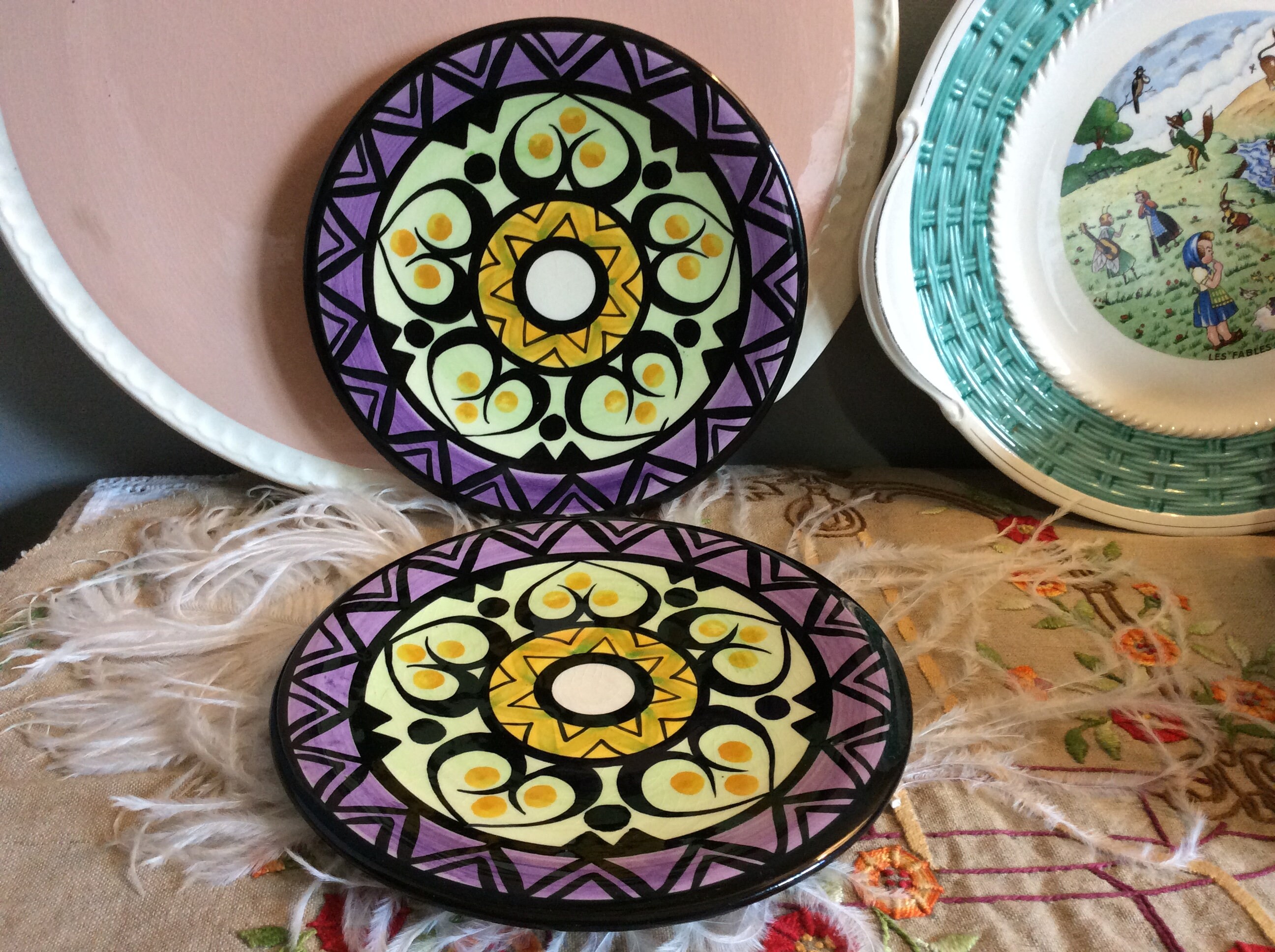 2 Français St Jean de Bretagne Assiettes Colorées, Petites Violettes et Jaunes. Arabesque Plaques à 