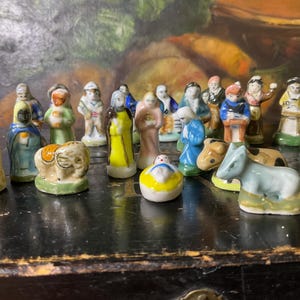 21 Vintage Christmas Crib French Feves - Miniaturowy zestaw szopkowy - Ceramic Christmas Feves - Rustykalny wystrój świąteczny - Malutkie figurki szopkowe