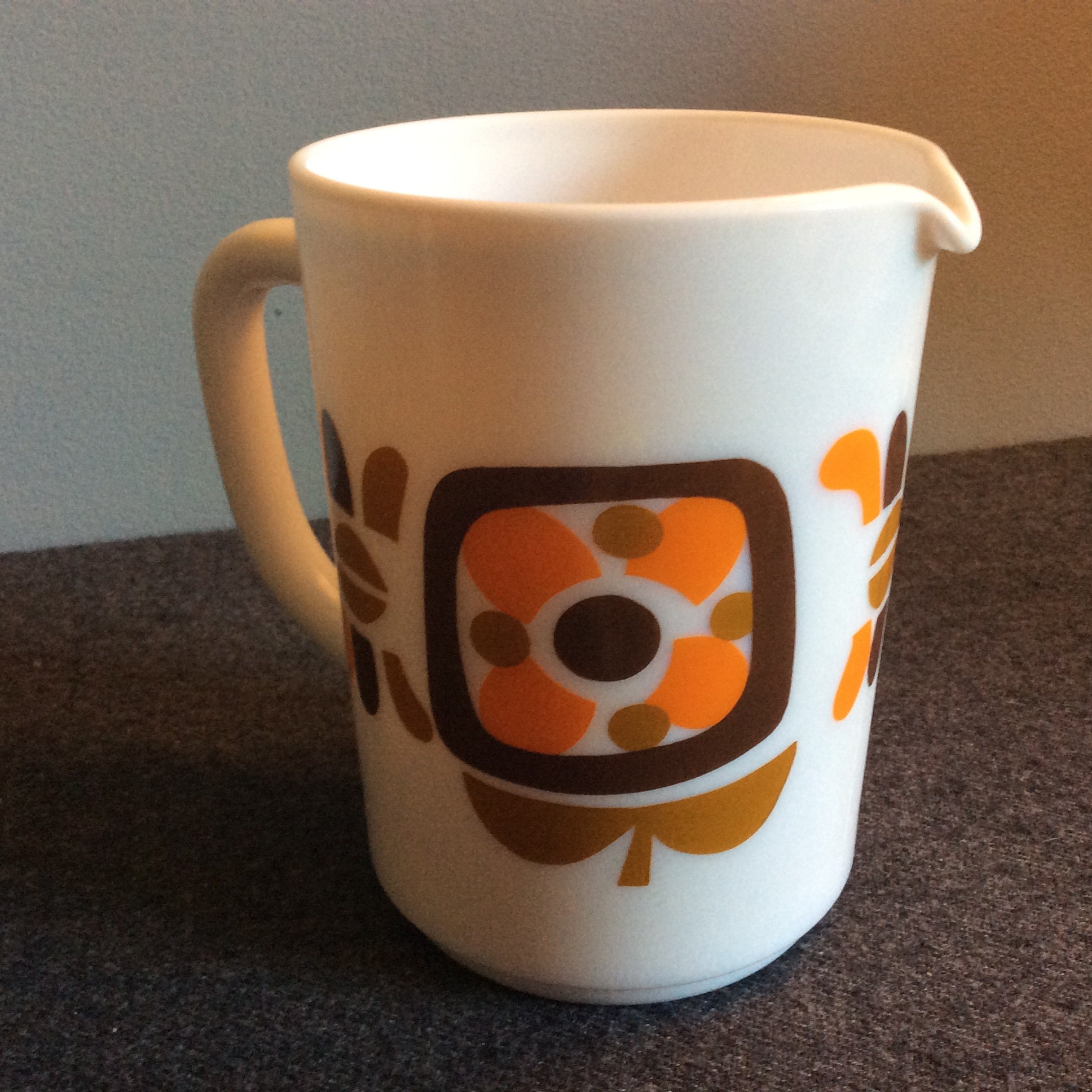 Un Français Vintage Arcopal Mobil Jug, Mobil, Pitcher