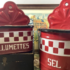 Set von 2 Französischen Vintage Rot und Weiß karierten emaillierten Metall Salz und Streichholz Halter Französische Rot Karierte Emaille Küche Deco Kanister Bild 1