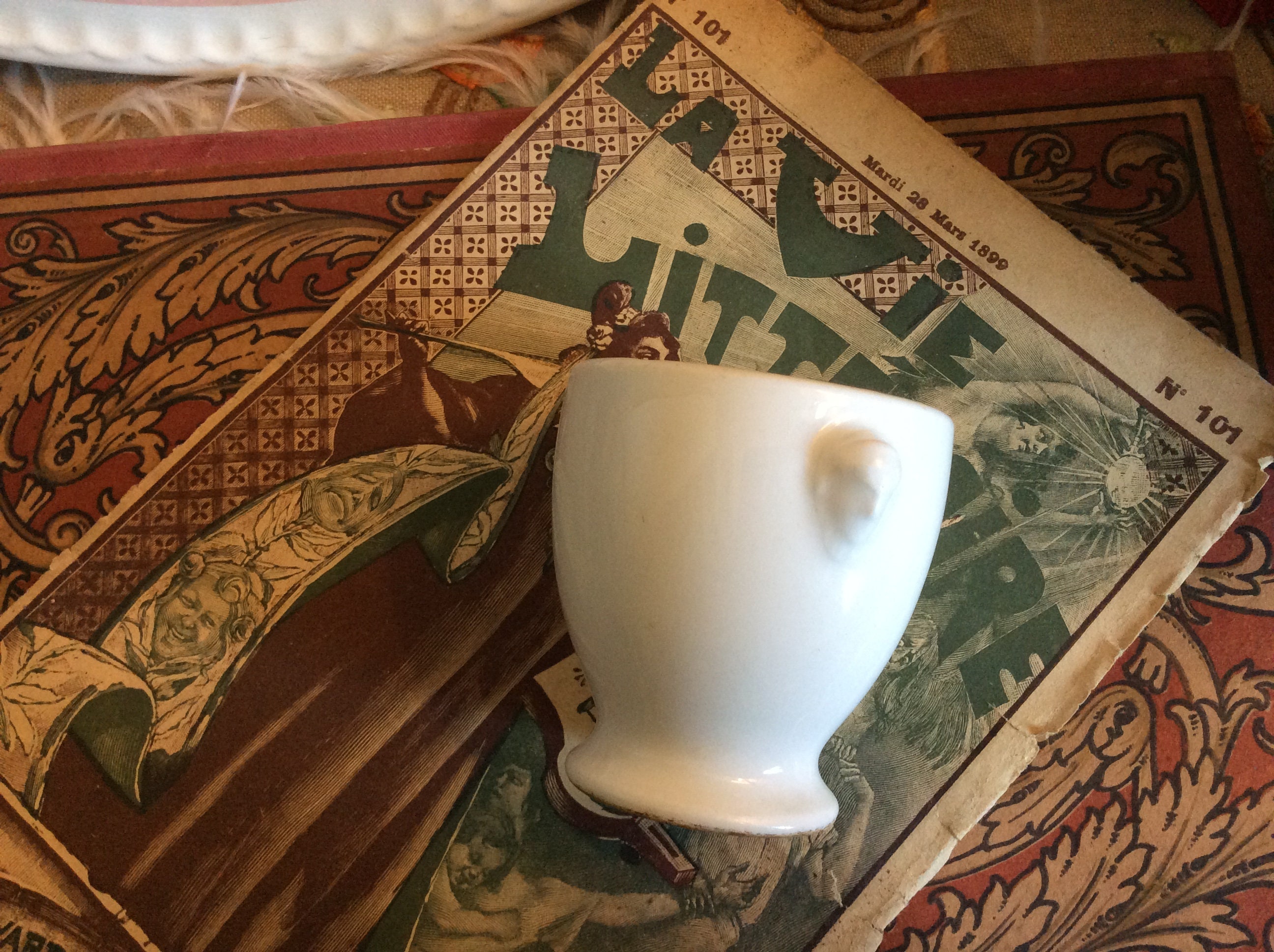 Français Antique Ironstone Cup - Old White Terre de Fer Pot à Petite Tête Figure Antique Petits Pied