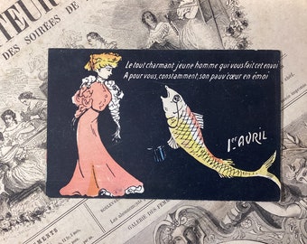 Antica cartolina francese del pesce d'aprile del 1905 decorata con una bella signora e un elegante pesce con cappello a cilindro,