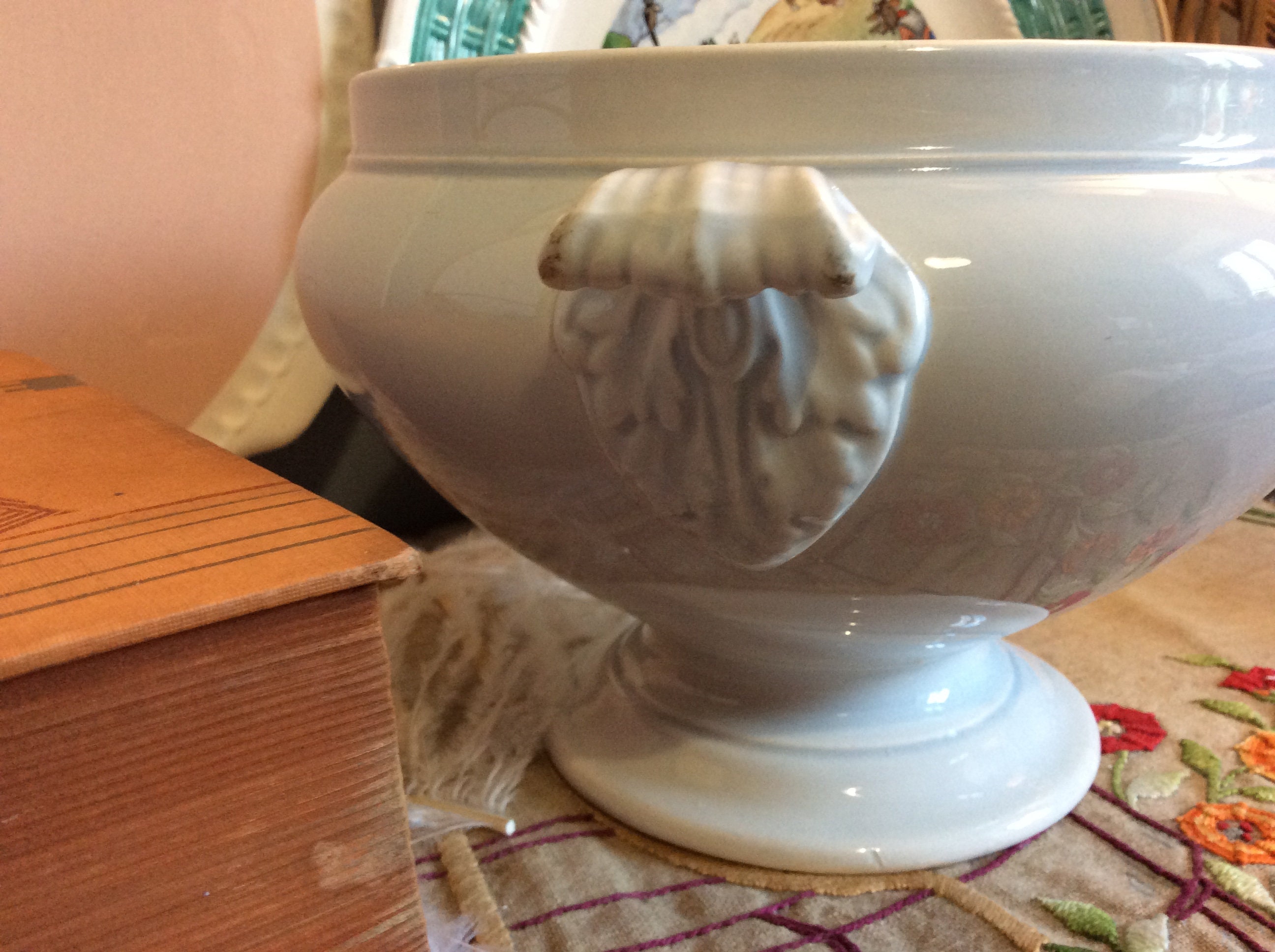 Français Antique Creil et Montereau Distressed Tureen - Français Shabby Blanc avec Un Soupçon de Blu