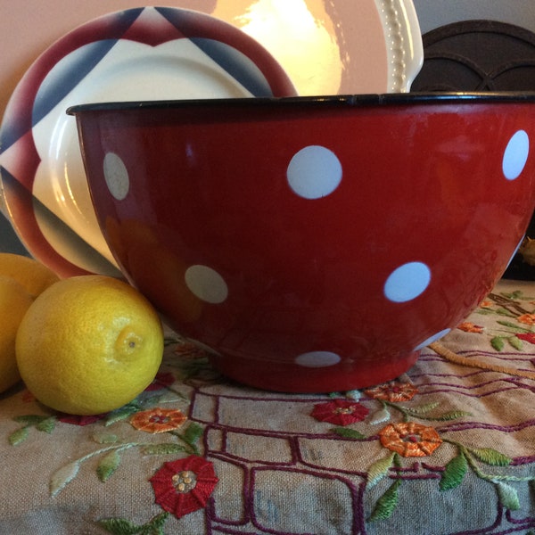 Français vintage Rouge et Blanc Polka Dot Enamel Bowl - Retro Red Kitchenalia - Français Kitchenalia - Red Enamelled Fruit Bowl