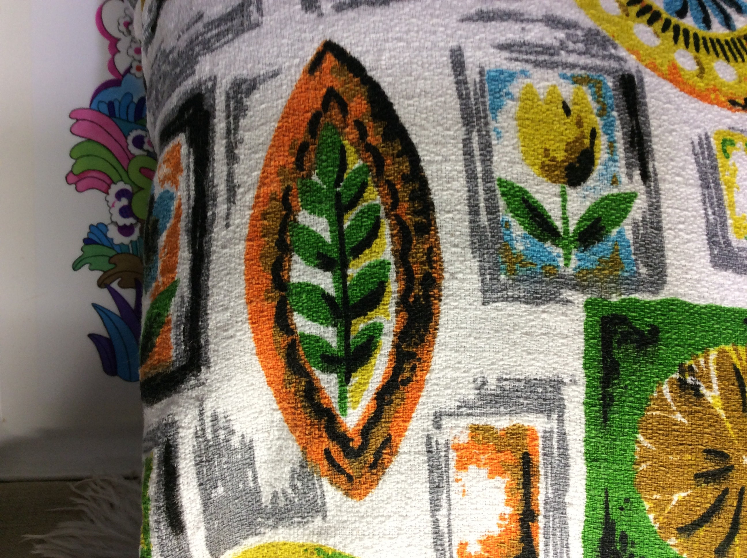 Vintage 50S 70S Bold Flower Pattern Coussin. Coussin Rétro à Motif de Fleurs et Feuilles. Marron, Or