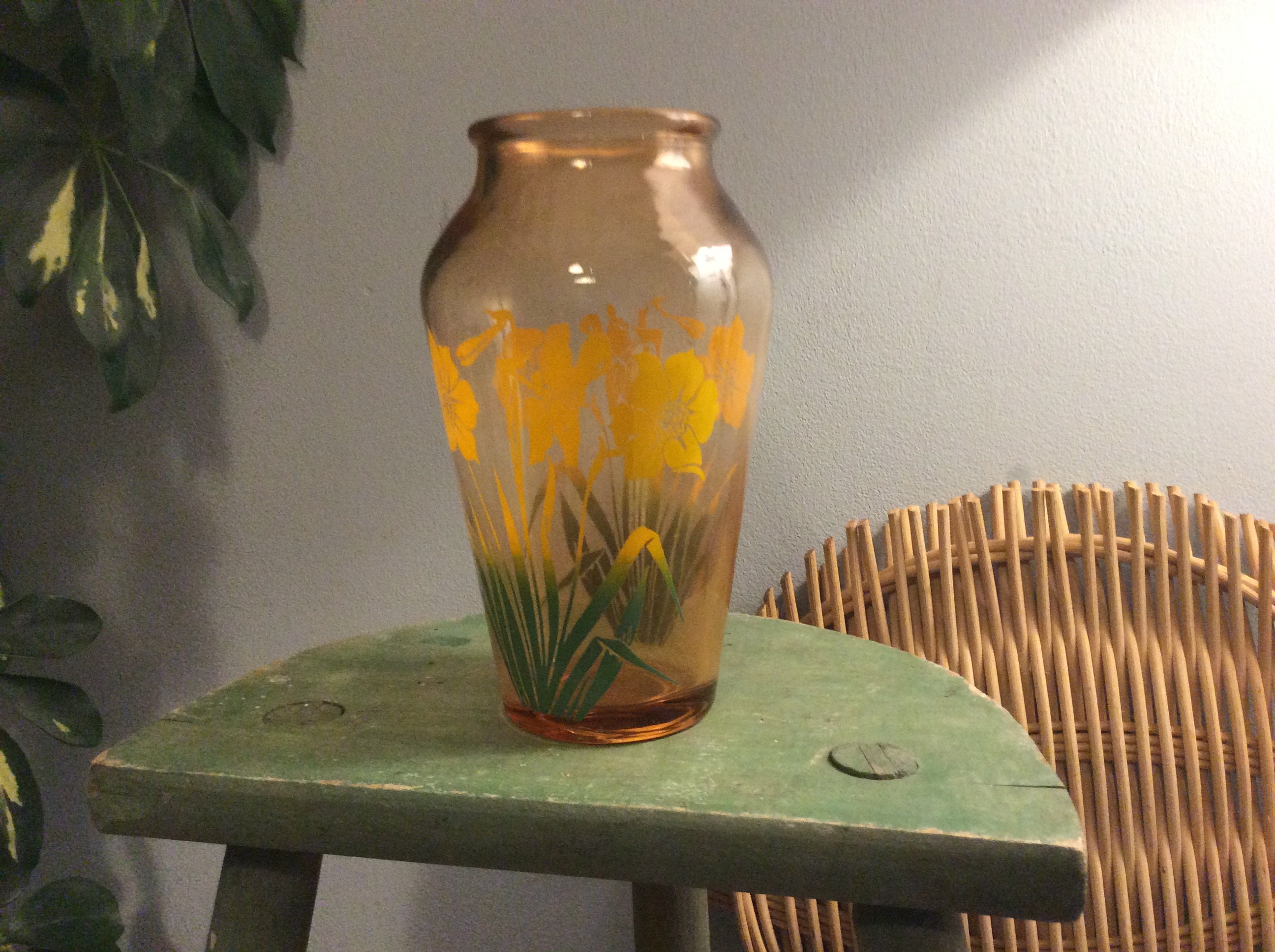 Français Vase en Verre de Pêche Rose Vintage. Vase Rose. Décor Jonquilles Jaunes. Français Du Milieu