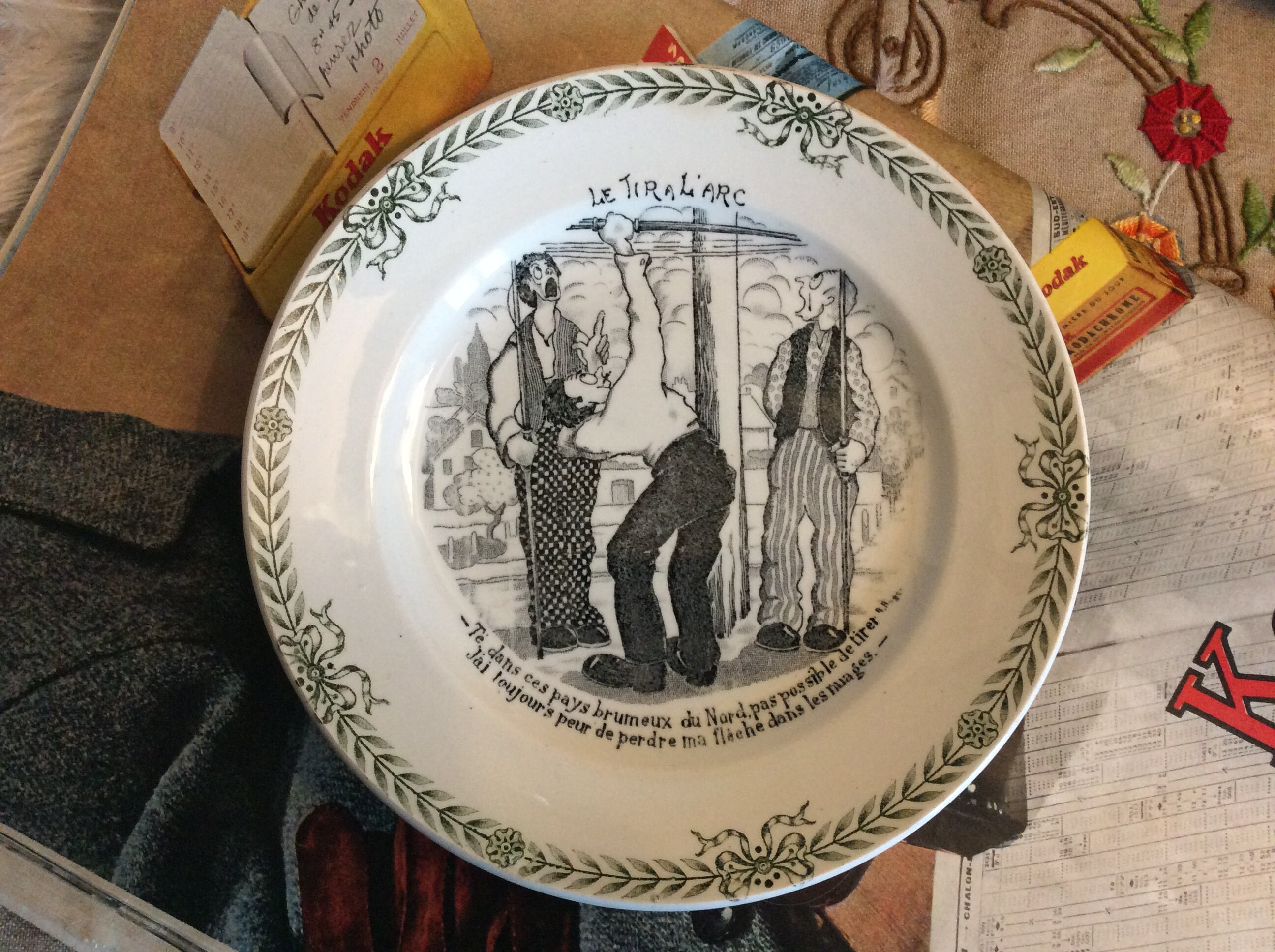 St Amandinoise St Amand Archery Themed Plate - Français Collectible Talking Bow & Arrow Archer Le Ti