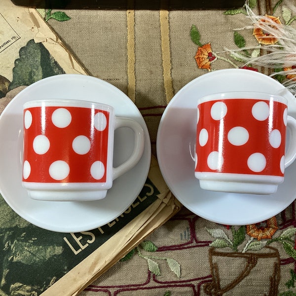 2 Français vintage Arcopal Polka Dots Expresso Cups and Saucers, Red and White Polka Dots Arcopal Espresso Cups and Saucers, White Red Spots