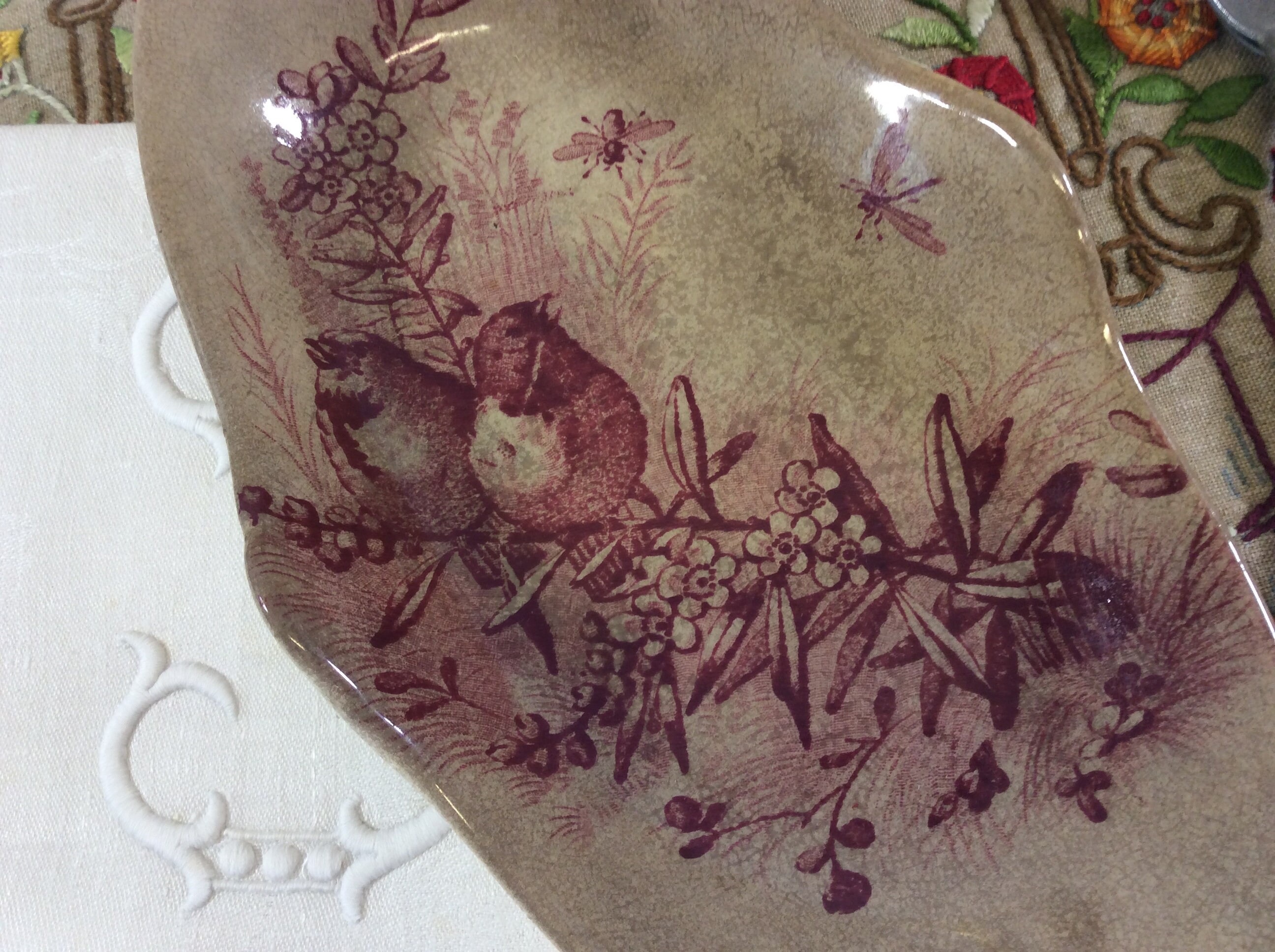 Antique Jules Vieillard Bordeaux Rouge Oiseaux Ravier, Détresse Théstained et Insectes Plat, Ravier