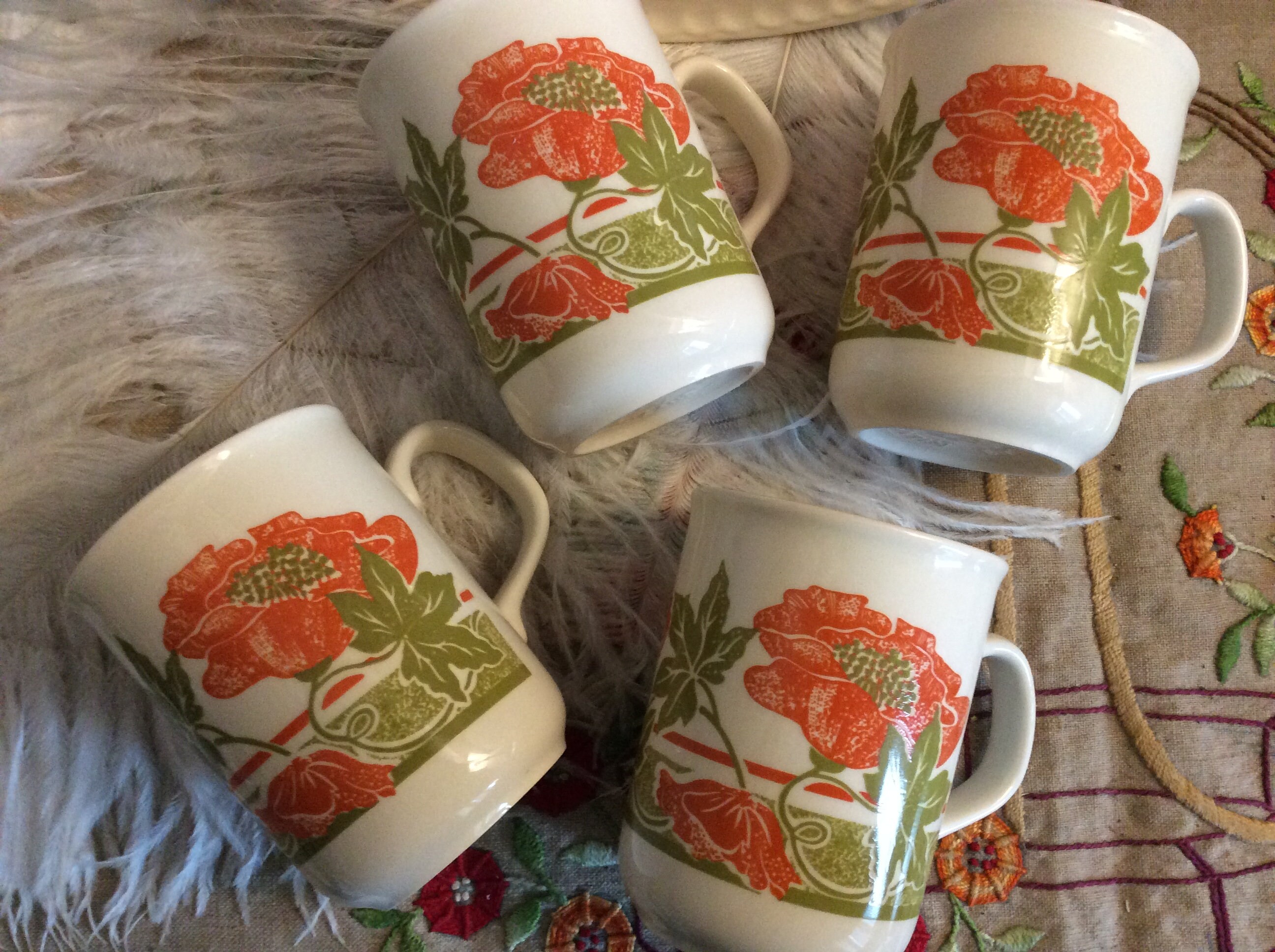 4 Tasses de Pavot d'artisanat Four Cru, Florales, Rouge, en Céramique Anglaises, Rétro
