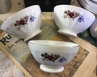 Ensemble de Français 3 bols vintage Floral Faceted Cafe au lait, Old Fashioned Flowers Cafe Bowls, Burgundy Rose Coffee Bowls