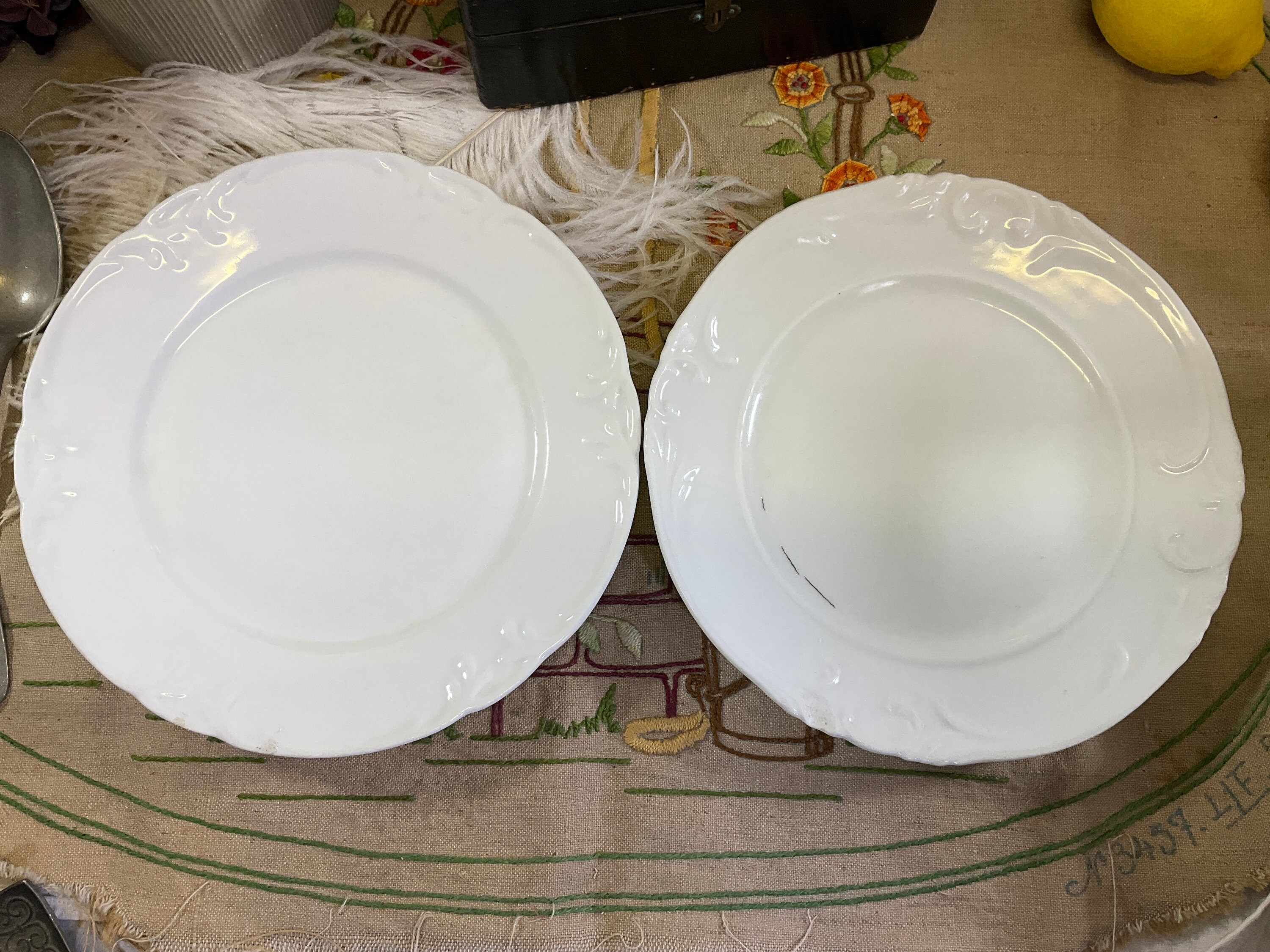 2 Français Plaques Blanches Antiques - Festonnées en Détresse Décoratives Blanches