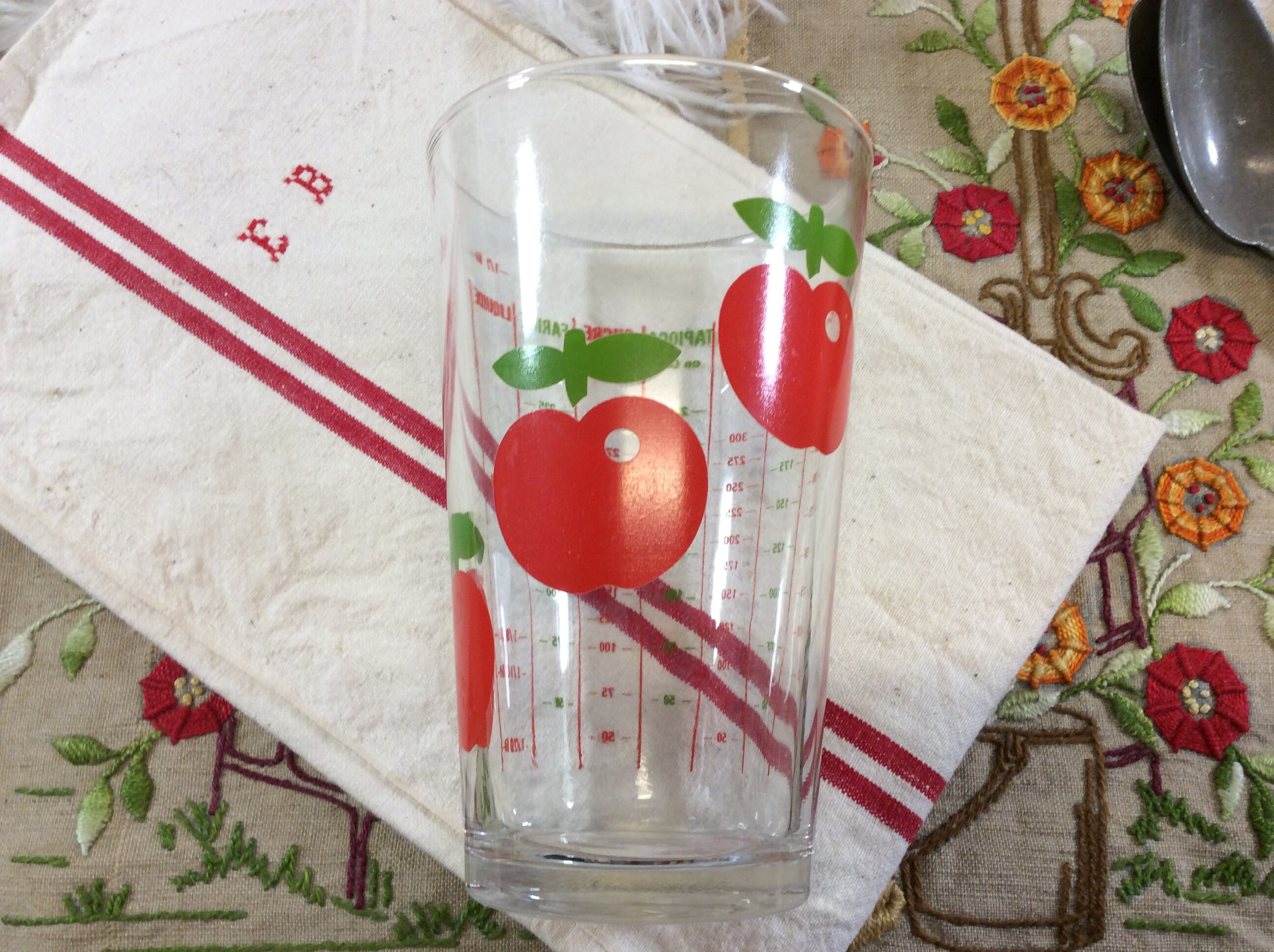 Français Vintage Red Apples Cooks Measuring Glass, Cup, Gradué Decor, Happy Reims France Glass