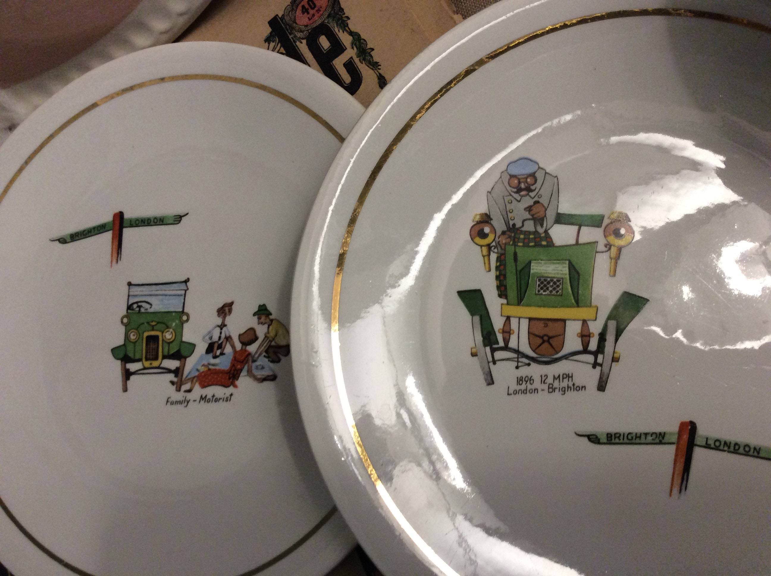 2 Plaques à Dessert Luneville Badonviller Old Cars, de Voyage en Voiture Brighton Londres, Drôles d'