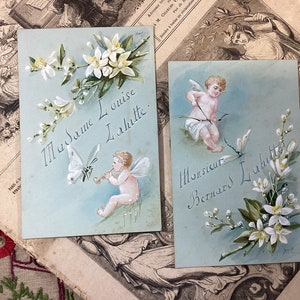 2 Franse antieke menu's uit 1901 versierd met cherubijnen, vlinders, insecten en witte jamijnbloemen gedrukte Franse menu's uit 1901-Restaurant Prop