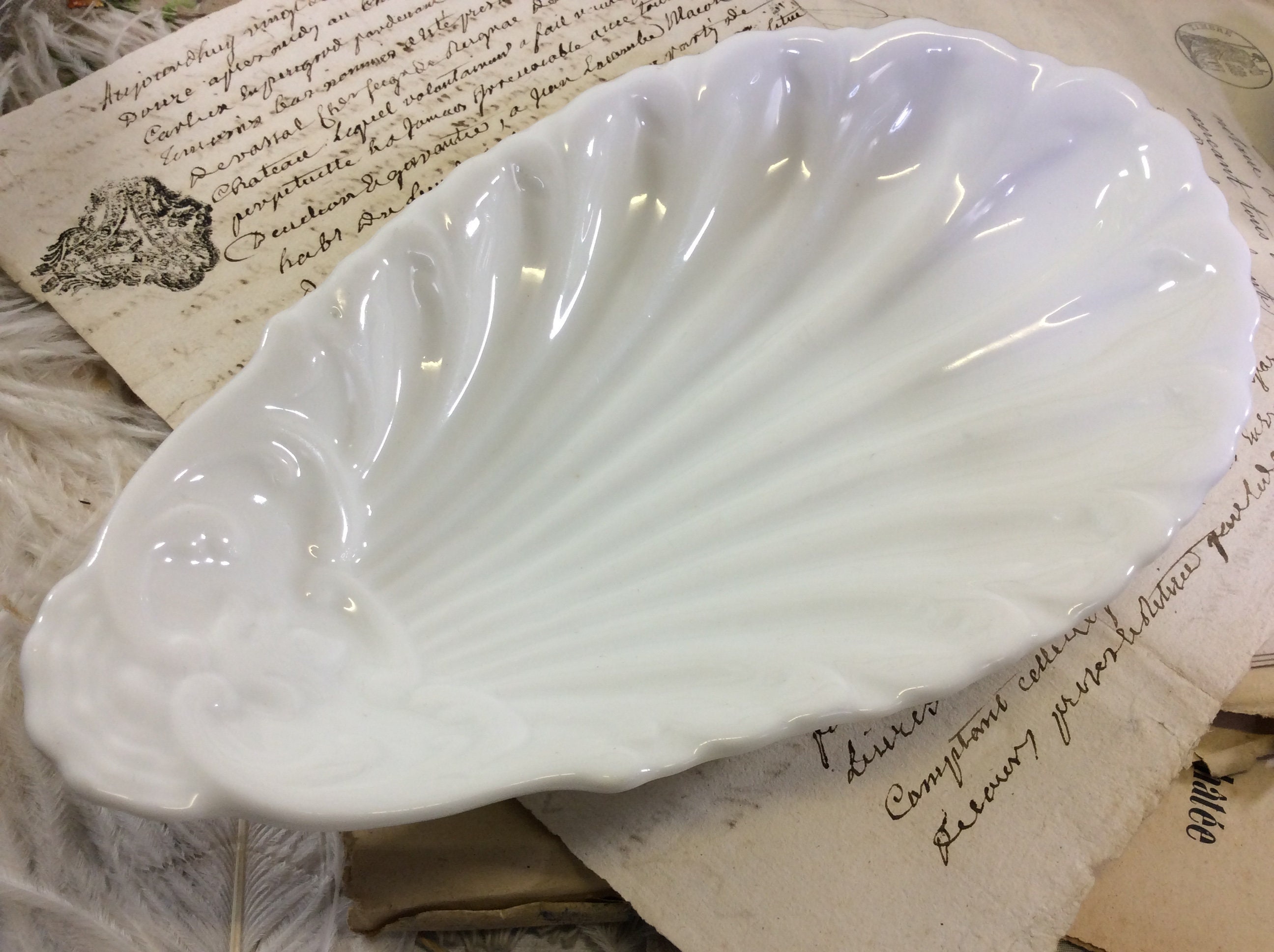 Français Antique Porcelain Scallop Shell Shaped Ravier - Plat de Service en Porcelaine Antique Blanc