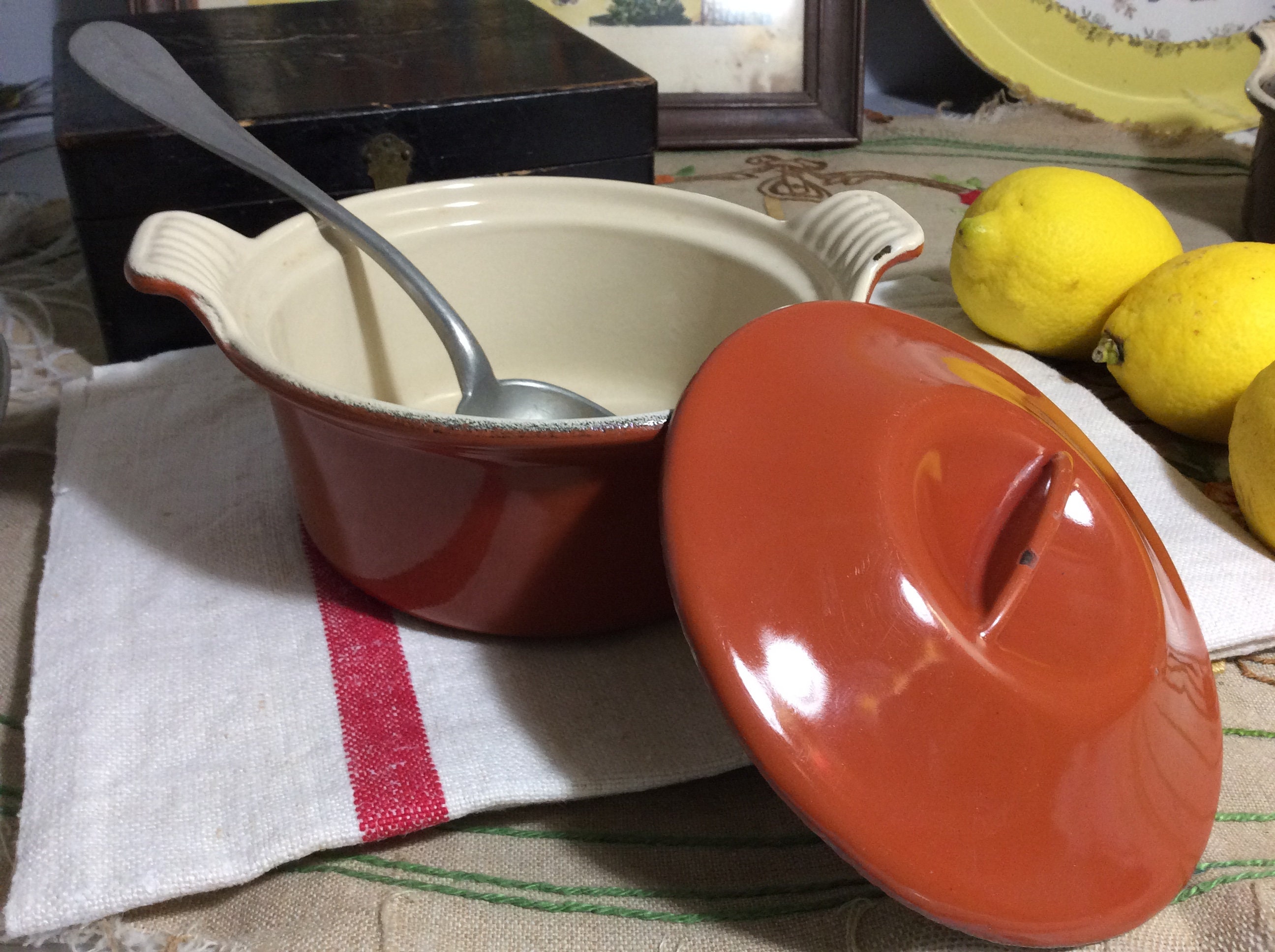 Vintage Le Creuset Burnt Orange Small Lidded Casserole, Émail, Émail Fonte Plat Individuel Lidded.