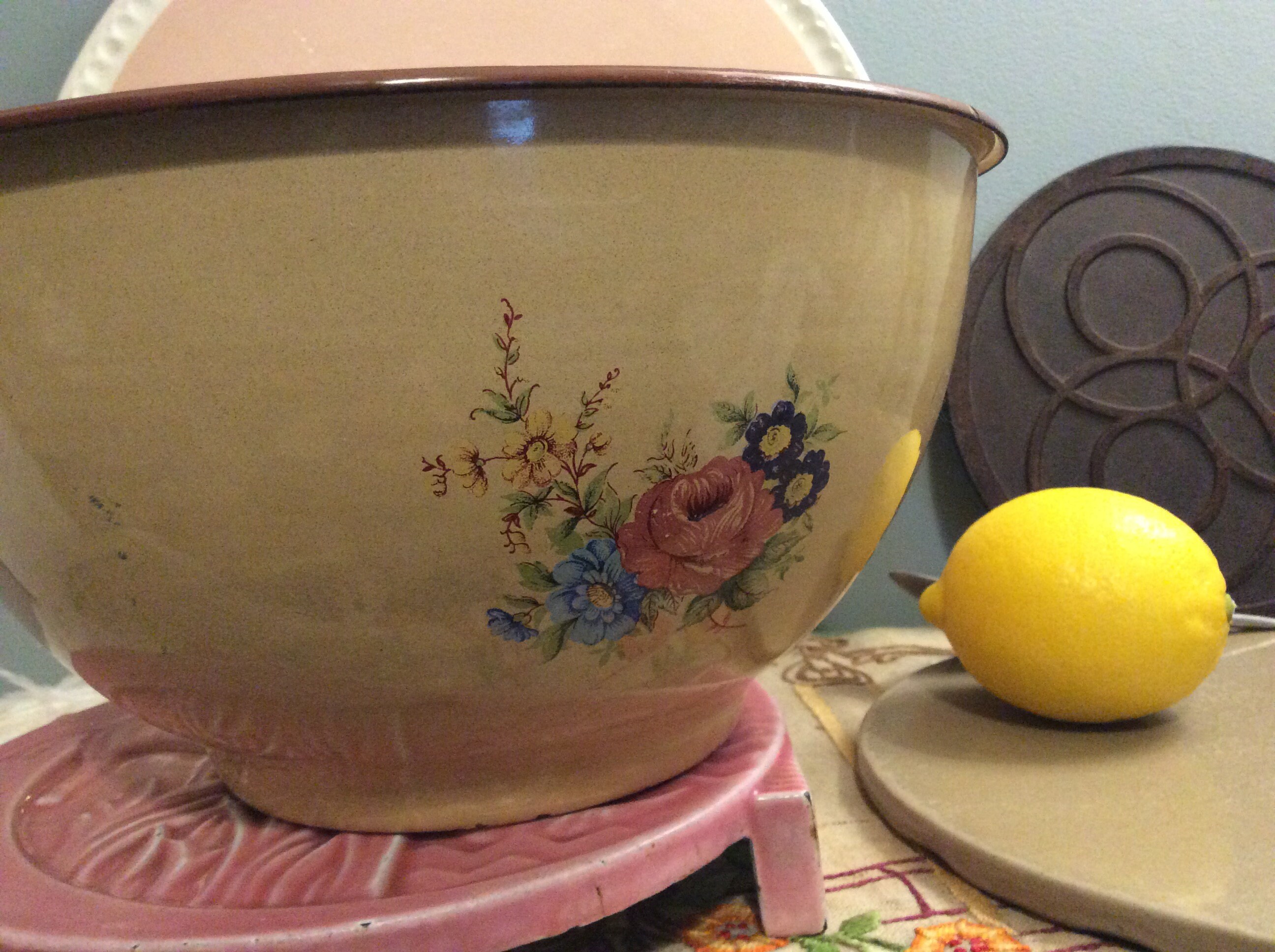 Français Vintage Decorative Flower Bouquet Enameled Bowl - Grand Bol Français en Émail Vieux Décor d