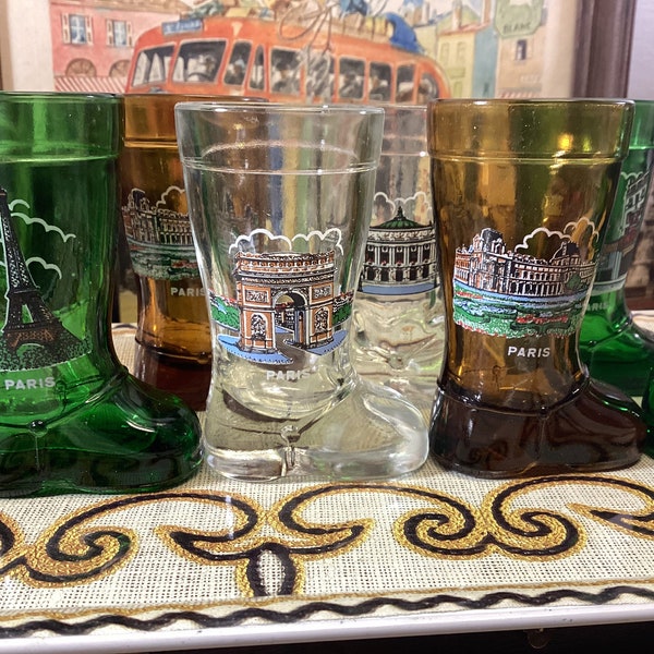 8 verres à liqueur vintage français fantaisie en forme de bottes décorés de monuments parisiens. Bottes de mousquetaires. Bottes de sept championnats. Paris