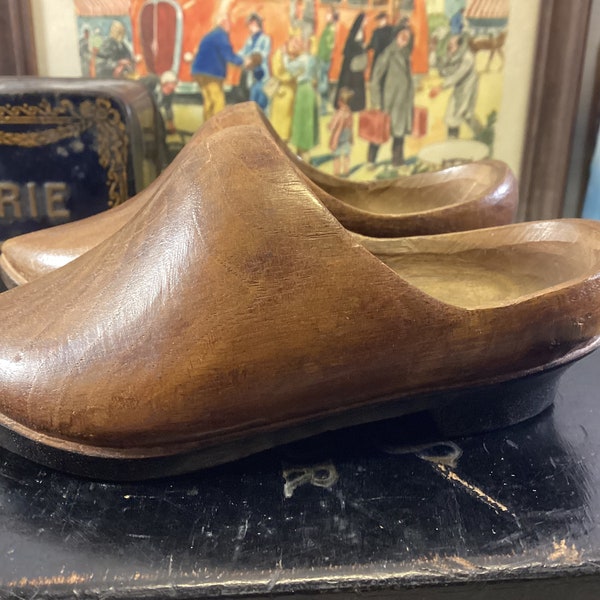 Französische antike/Vintage kleine Holzclogs – rustikale französische Holzclogs – alte französische Schaufenster-Holzschuhe – antike dekorative Schuhe