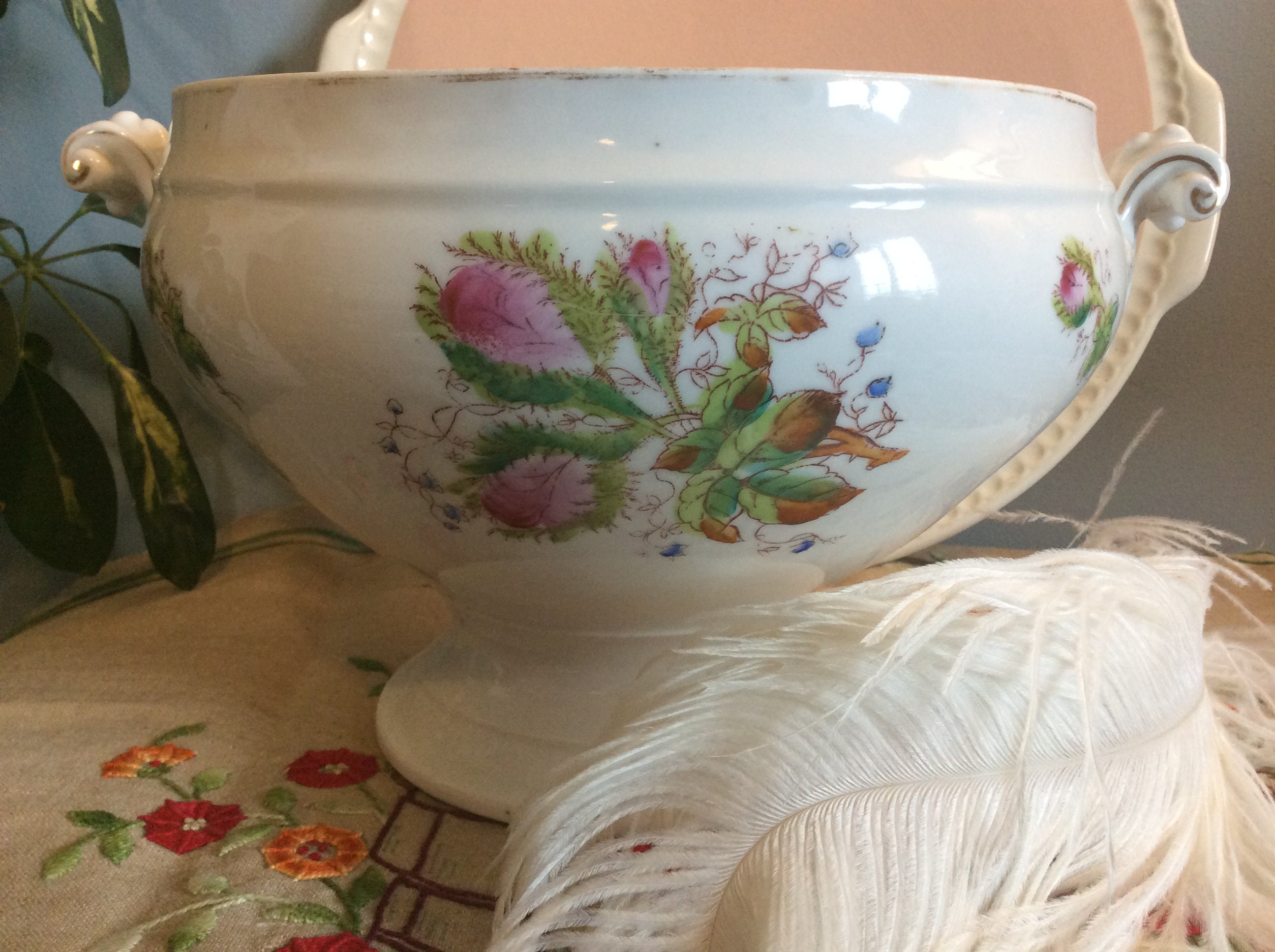 Grand Antique Français Porcelaine Tureen, Bol de Service en Antique, Motif Rose Mousse Sauvage, Gran