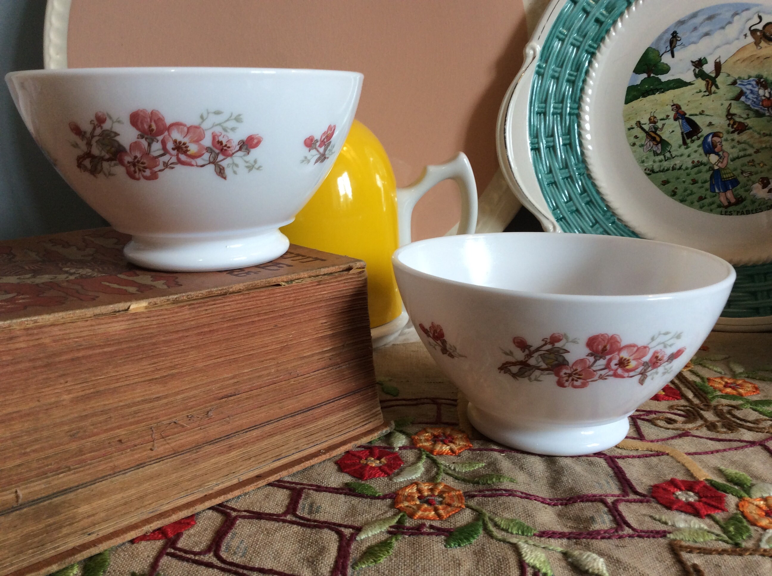 2 Français Vintage Arcopal Apple Blossom Bowls, Arcopal Cafe Au Lait Pink Blossoms