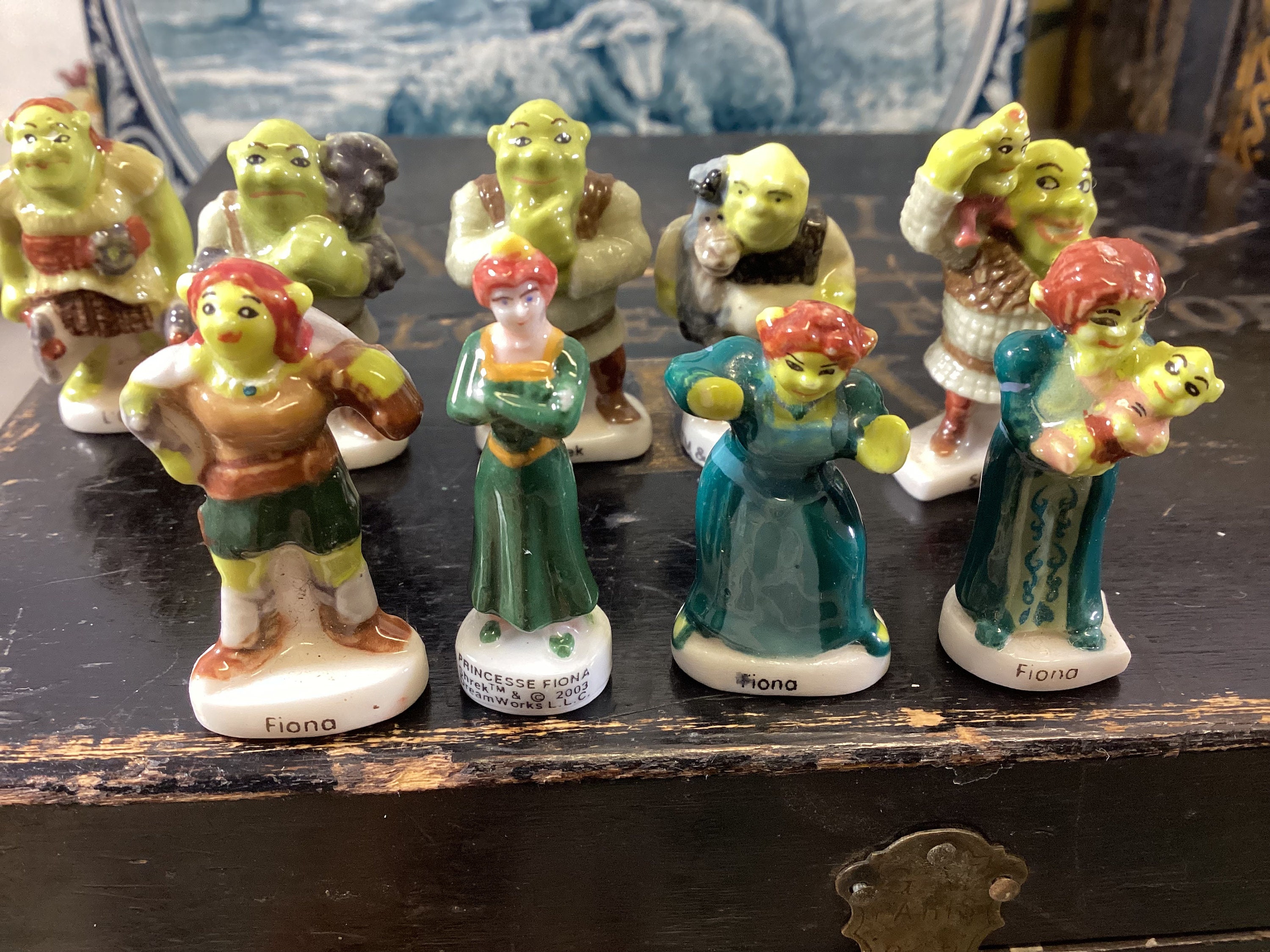Shrek Coffret en bois de 12 fèves en porcelaine – Destination figurines