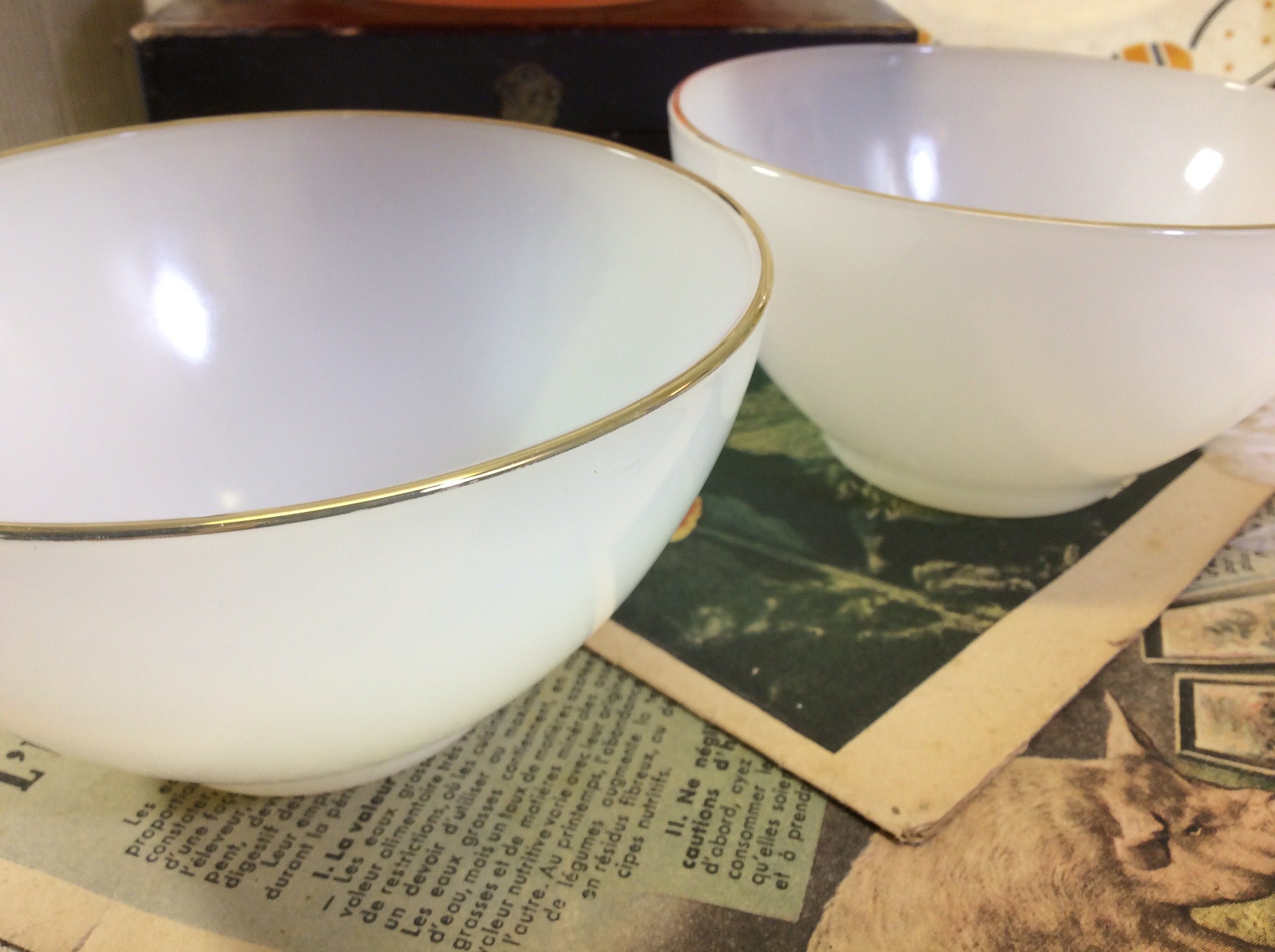 2 Bols de Lait Arcopal Arlequin Milk Glass et Gold Rim Cafe, Huile Lesieur, Blanc Petit-Déjeuner Gol