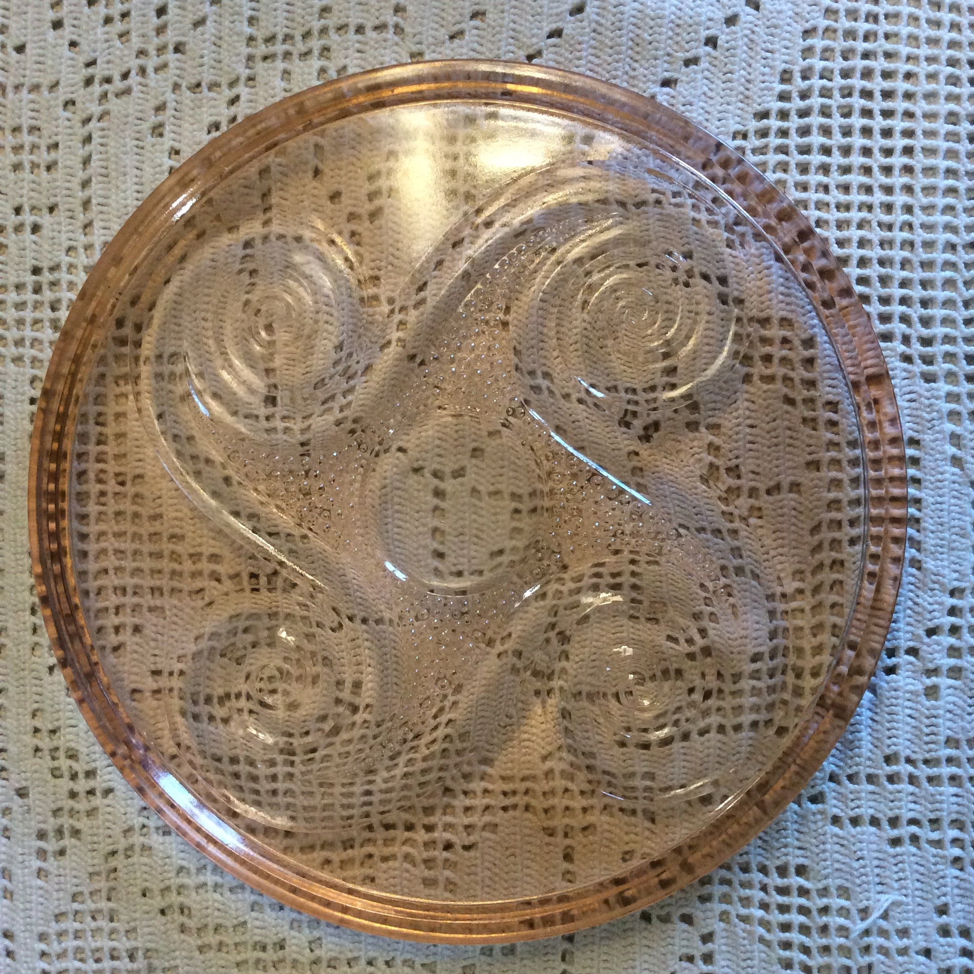 Un Pink Glass Coaster Vintage . Français Plateau de Vanité en Verre Rose Rosaline Coaster. Trivet Ro