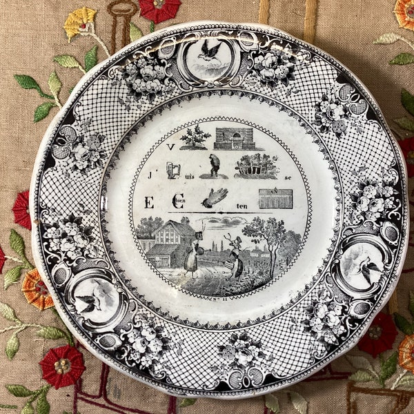 Assiette ancienne en rébus de Creil et Montereau, assiette puzzle antique française en transfert noir, assiette en rébus Français, Leboeuf Milliet et Cie