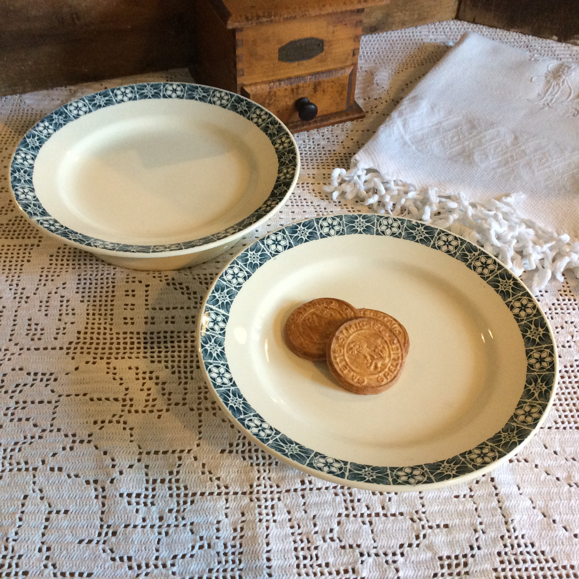 2 Français Antiques de 1920's Longchamp Cake Stands, Footed Plate, Plates, Ironstone Platter, Table 