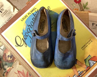 Chaussures vintage françaises Damy Paris pour filles en cuir bleues Mary Jane - Chaussures fille bleu céruléen avec une bride et un bouton