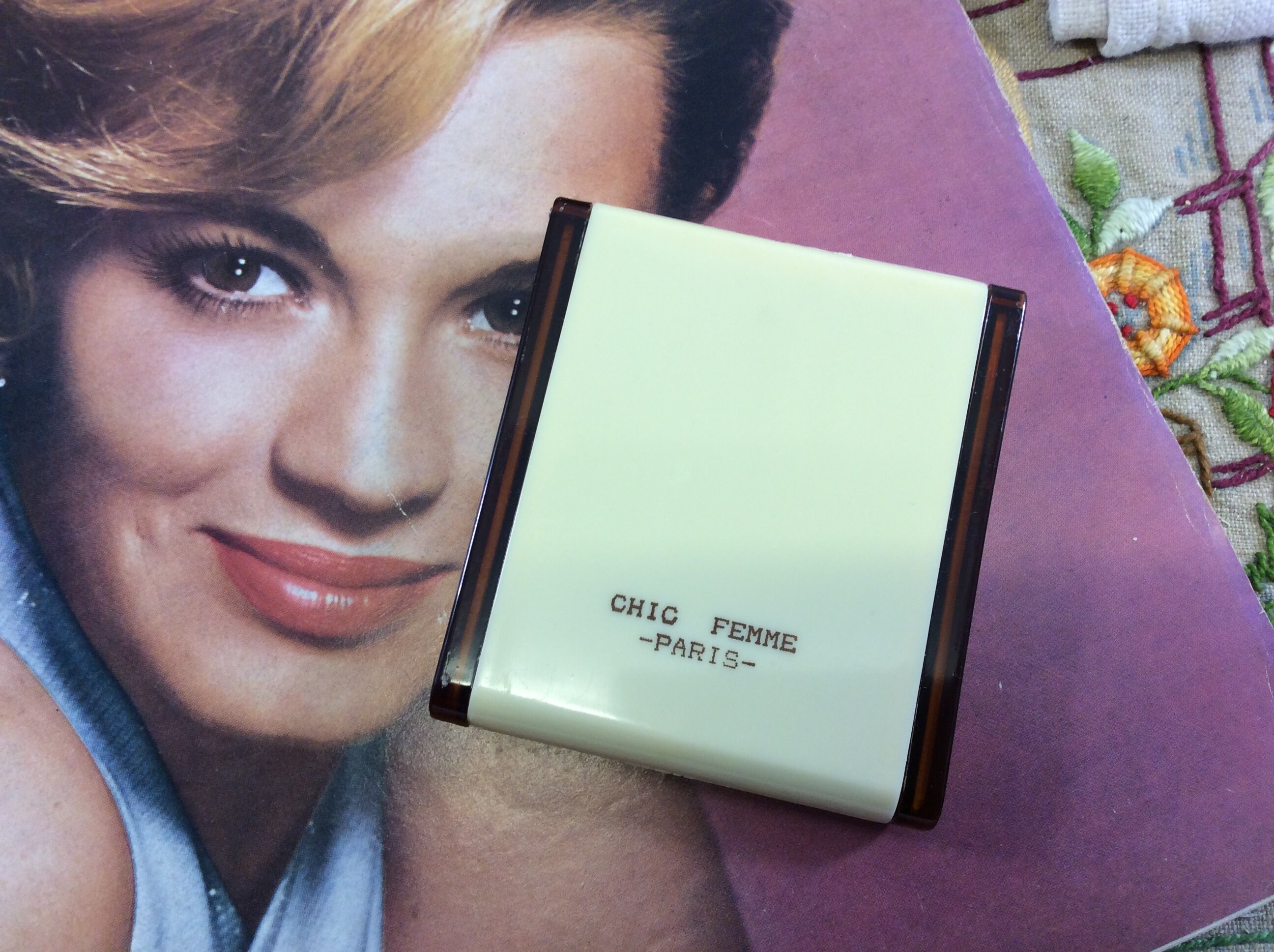 Français Vintage Compact Mirror - Chic Femme Paris Purse Miroir de Poche Pliant Petit Français