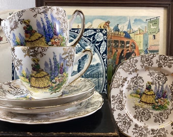 Ensemble de 2 tasses en porcelaine vintage avec soucoupes et petites assiettes assorties. Bonnet solaire et robe Antebellum Tasses à thé sur le thème femme.Robe victorienne