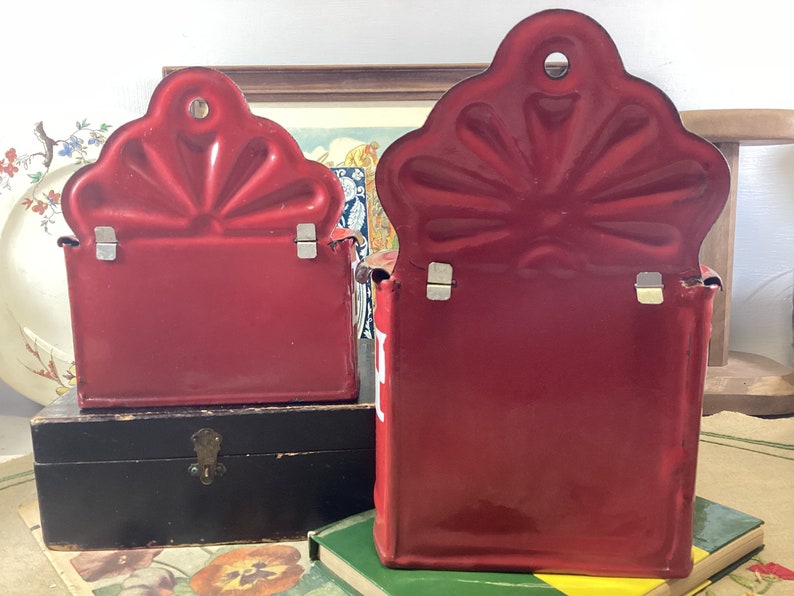 Set von 2 Französischen Vintage Rot und Weiß karierten emaillierten Metall Salz und Streichholz Halter Französische Rot Karierte Emaille Küche Deco Kanister Bild 3