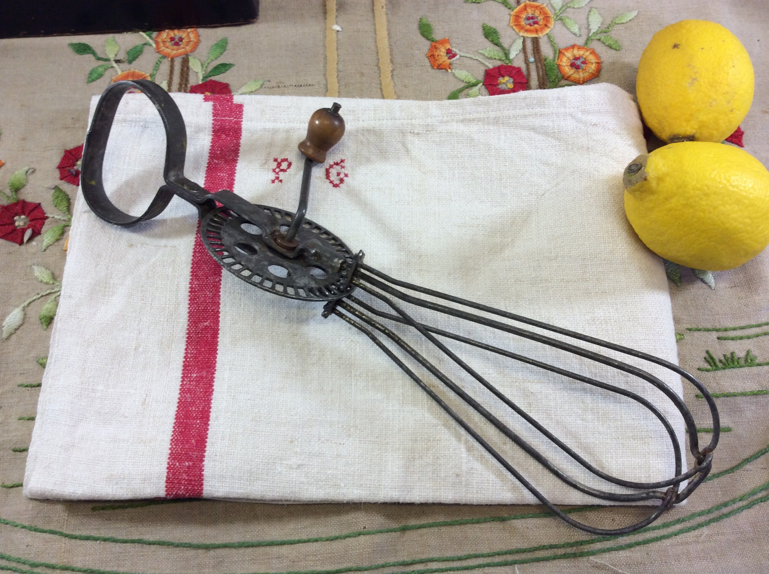 Français Vintage Hand Whisk - Old Metal Mechanical Beater Rustic Held Français Kitchenalia Fouet Man