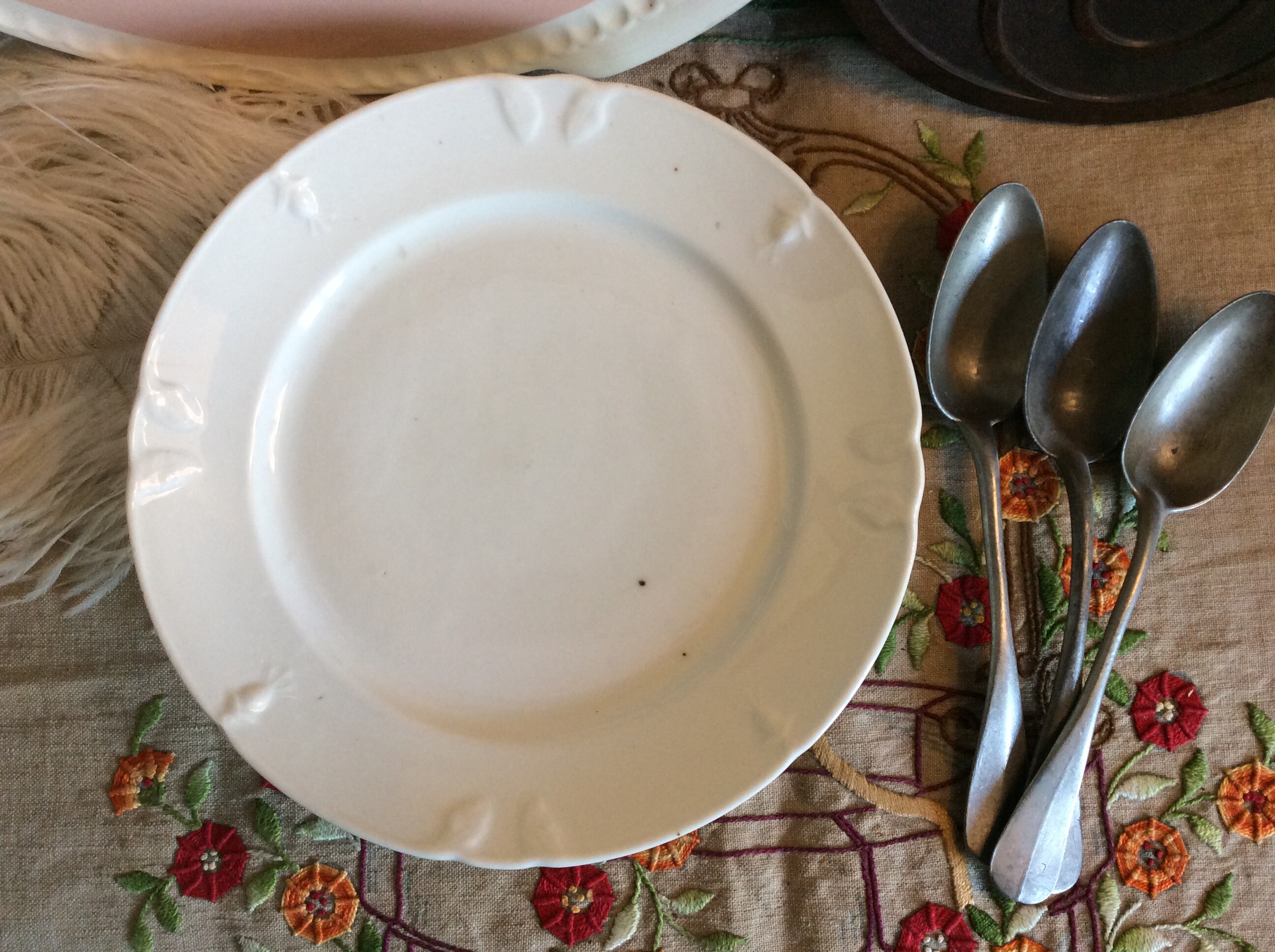 Français Antique White Porcelaine Footed Plate - Floral Pattern Old Français Distressed Platter, Fuc