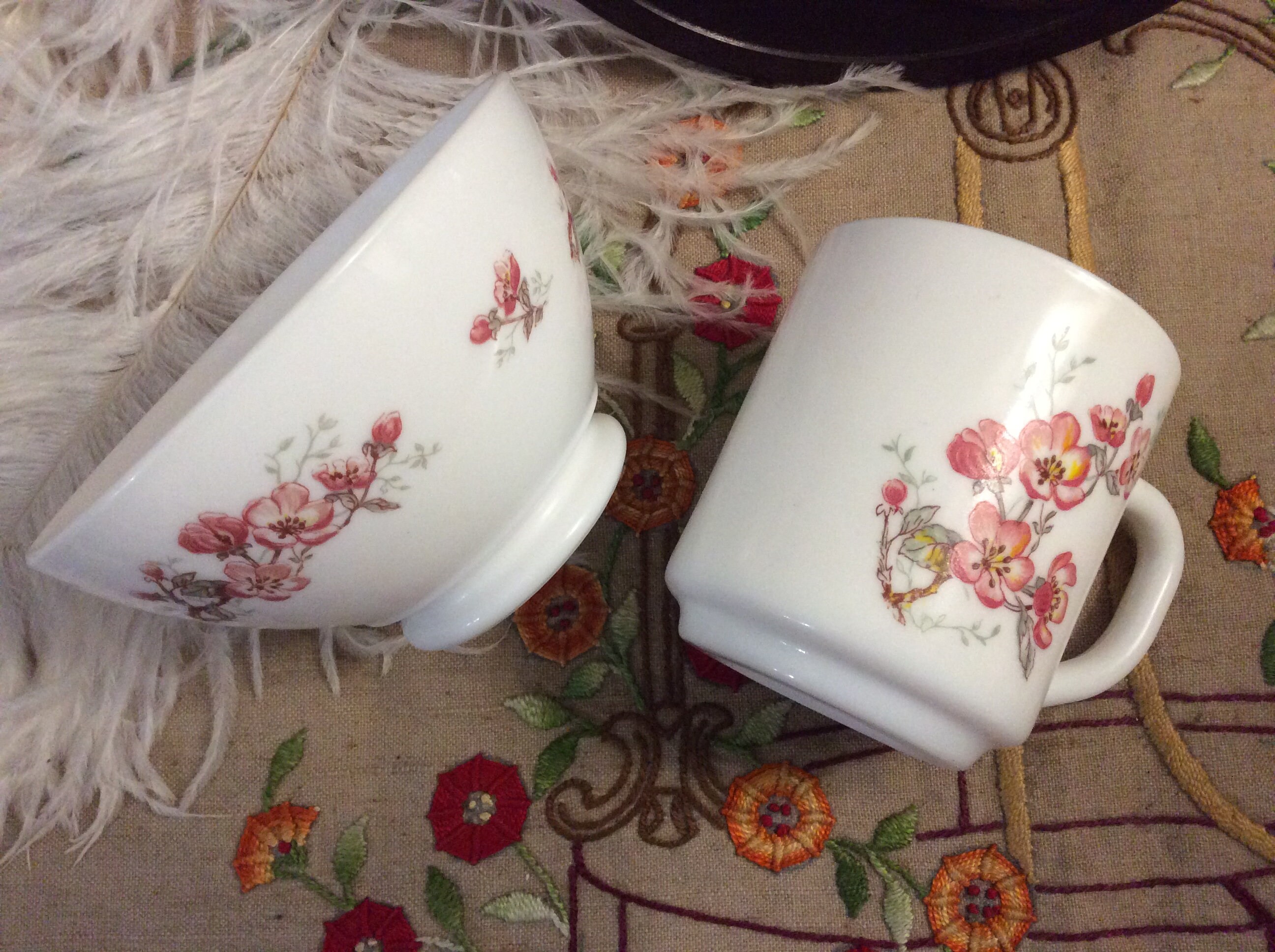 Vintage Français Tasse Arcopal de Fleur Pomme et Café Cuve, Thé d'arcopal, Verre Lait