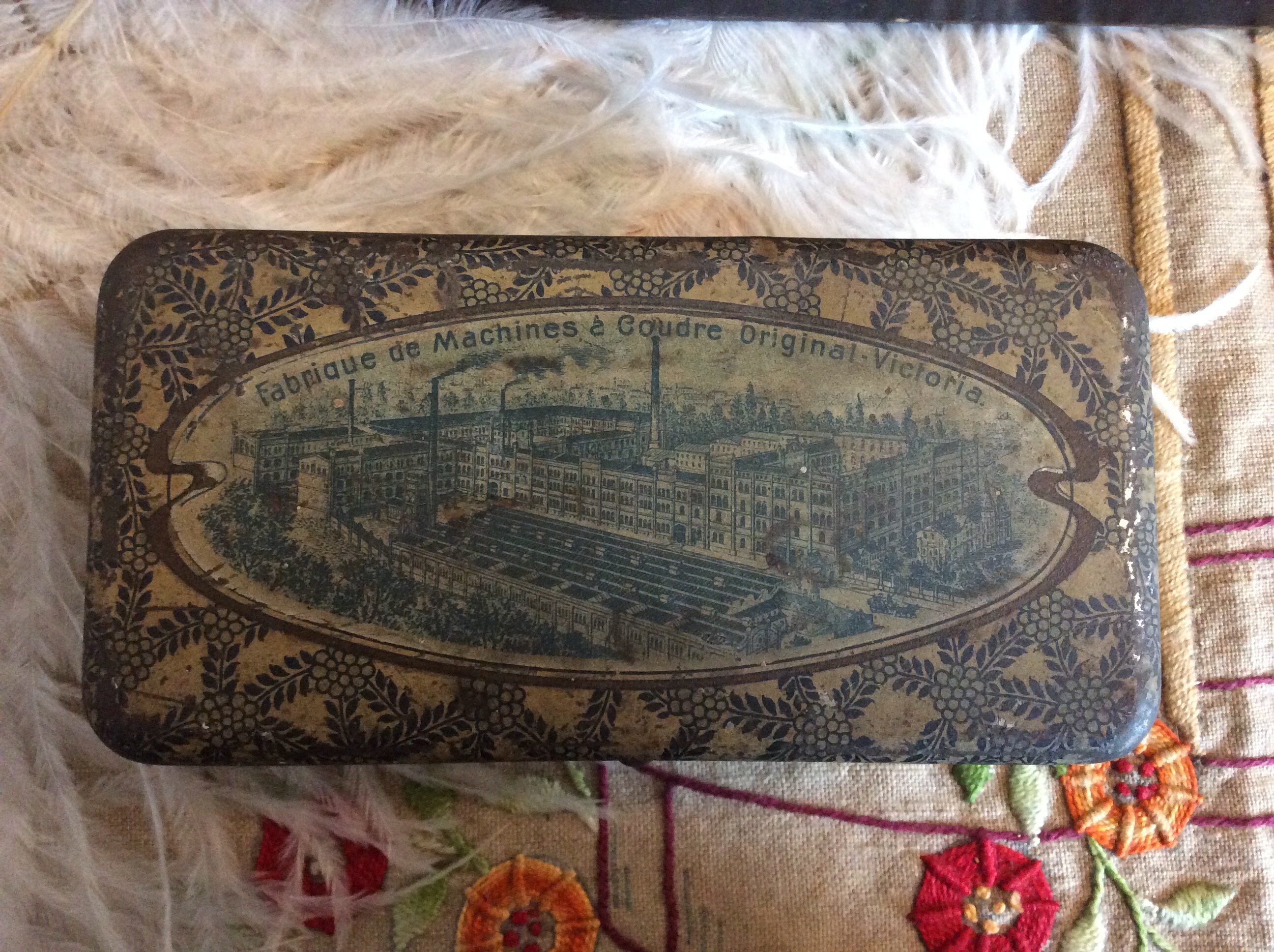 Antique Sewing Machine Accessories Metal Box - Original Victorial à Coudre Boîte en Étain, Étain Dét