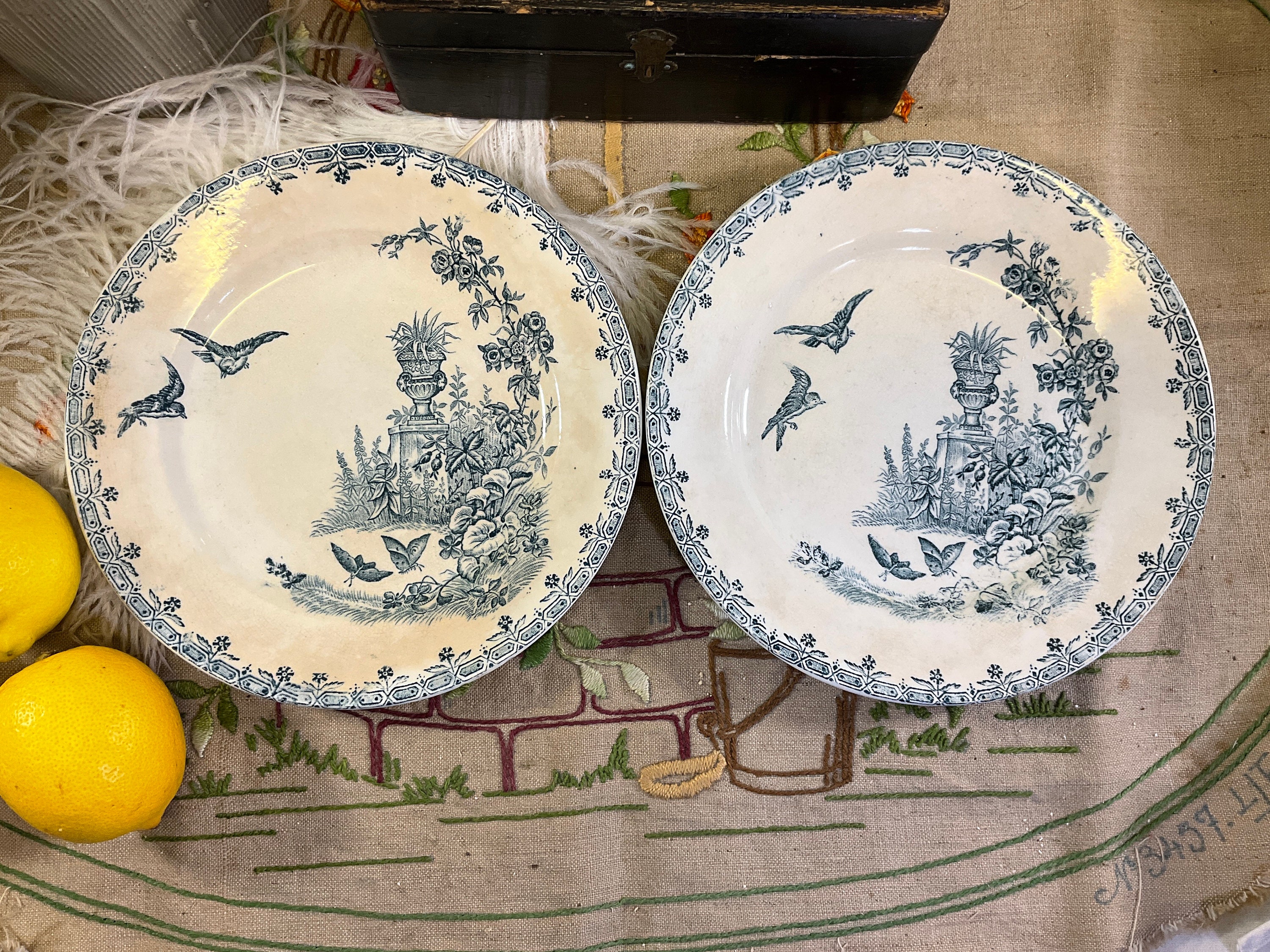 2 Français Antique Blue Transferware Petites Assiettes - Oiseaux et Papillons Décorées Papillon Plaq