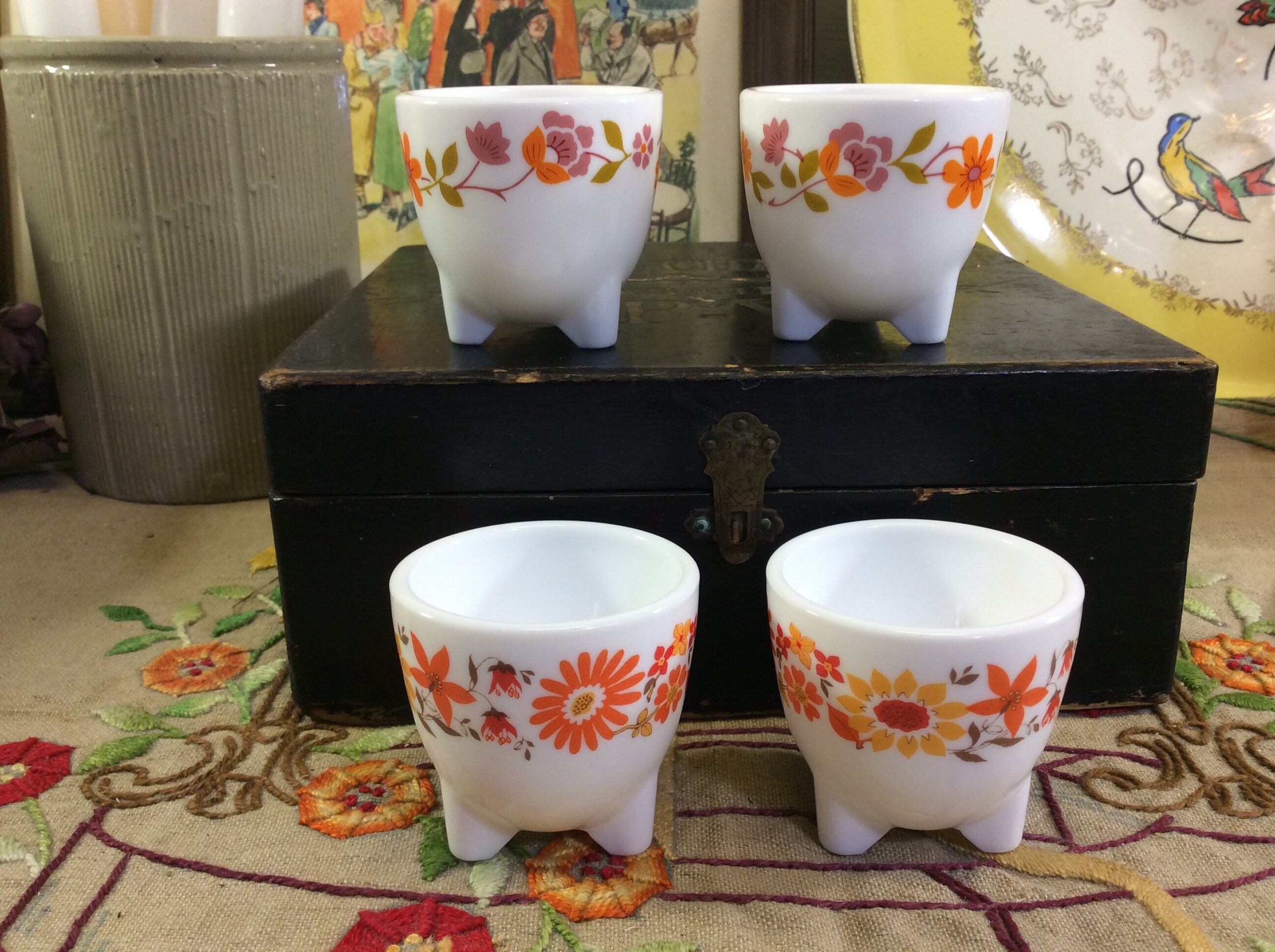 4 Français Vintage Arcopal Eggcups, Scania Orange Flowers Floral Arcopal, Tripod Eggcups