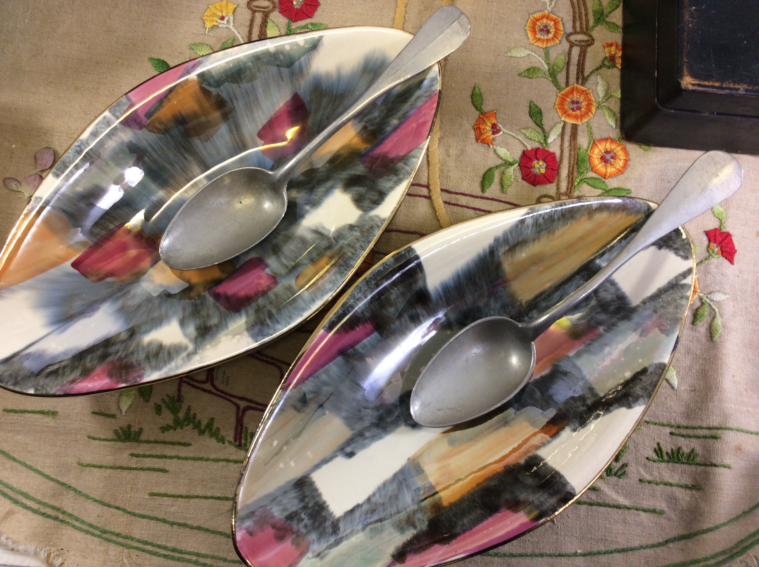 2 West Germany Pottery 447 - Design Abstrait Ravier Allemand Dessin de Pinceau Motif Coups Métalliqu